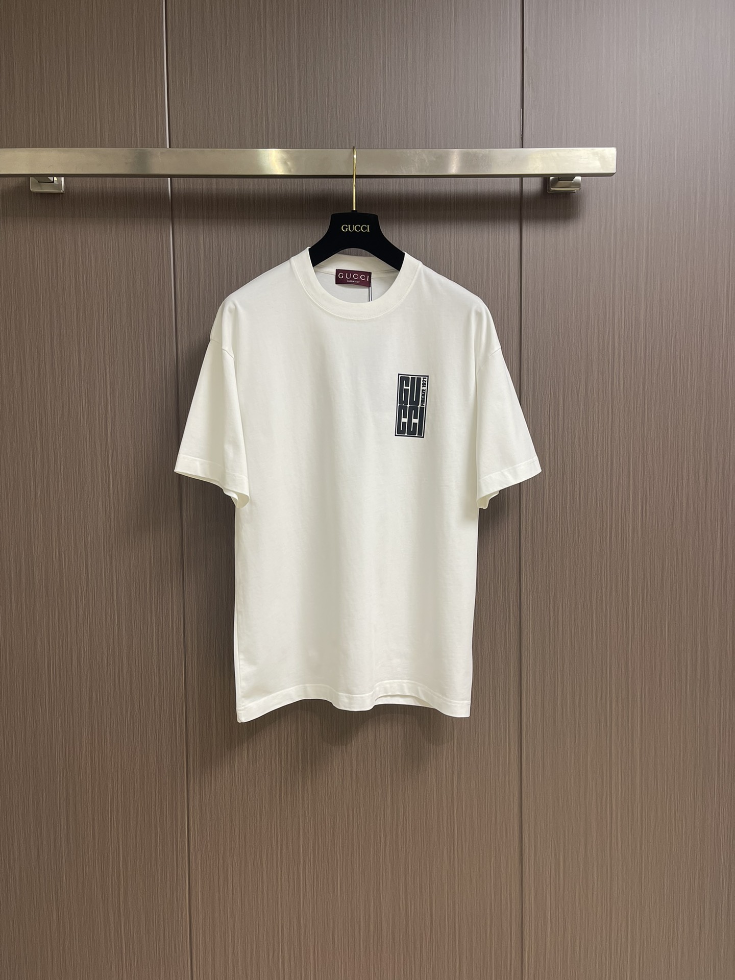 NO:127805,Gucci rectangular letter printed knitted cotton short-sleeved T-shirt, 2025SS early spring new product, 300g cotton. Necklace 400g ribbed, os large-size shoulder-falling, the fabric is tight, crisp and stylish, the same style as men and women. The early autumn series refines the brand's classic design elements and exquisite patterns from a modern perspective. This wide-shaped T-shirt is made of soft and heavy cotton craftsmanship. It is imported cotton material, soft, smooth and delicate, quite solid and skin-friendly. The breathable and hygroscopic nature of the fabric is unparalleled and comfortable and advanced. The advantage is that it is skin-friendly and breathable, and there is no sense of burden. Size S-XXL Size bust 104cm long, 70cm shoulder width 52cm M size bust 108cm long, 72cm shoulder width 53cm L size bust 112cm  Clothes length 74cm shoulder width 54cm XL size bust 116cm Clothes length 76cm shoulder width 55cm XXL size bust 120cm Clothes length 78cm shoulder width 56cm, gucci, T-shirt,tees, t-shirt,alexander wang19860909Gucci 长方形字母印花针织棉短袖T恤,2025SS早春新品,300g棉质.领口400g罗纹,os大版型 落肩,面料紧密挺括有型,男女同款,早秋系列以现代视角焕新诠释品牌经典设计元素和精致图案,这款宽大造型t恤以质地柔软的重磅纯棉匠心打造,客供进口全棉材质,手感柔和爽滑细腻,相当的瓷实且富有亲肤感,其面料的透气吸湿性更是无与伦比的舒适高级,优点就是亲肤透气 完全没有负担感.尺码S-XXL S码胸围104cm 衣长70cm 肩宽52cm M码胸围108cm 衣长72cm 肩宽53cm L码胸围112cm 衣长74cm 肩宽54cm XL码胸围116cm 衣长76cm 肩宽55cm XXL码胸围120cm 衣长78cm 肩宽56cm,,gucci,T-shirt,tees，t-shirt,alexander wang,Men's clothing