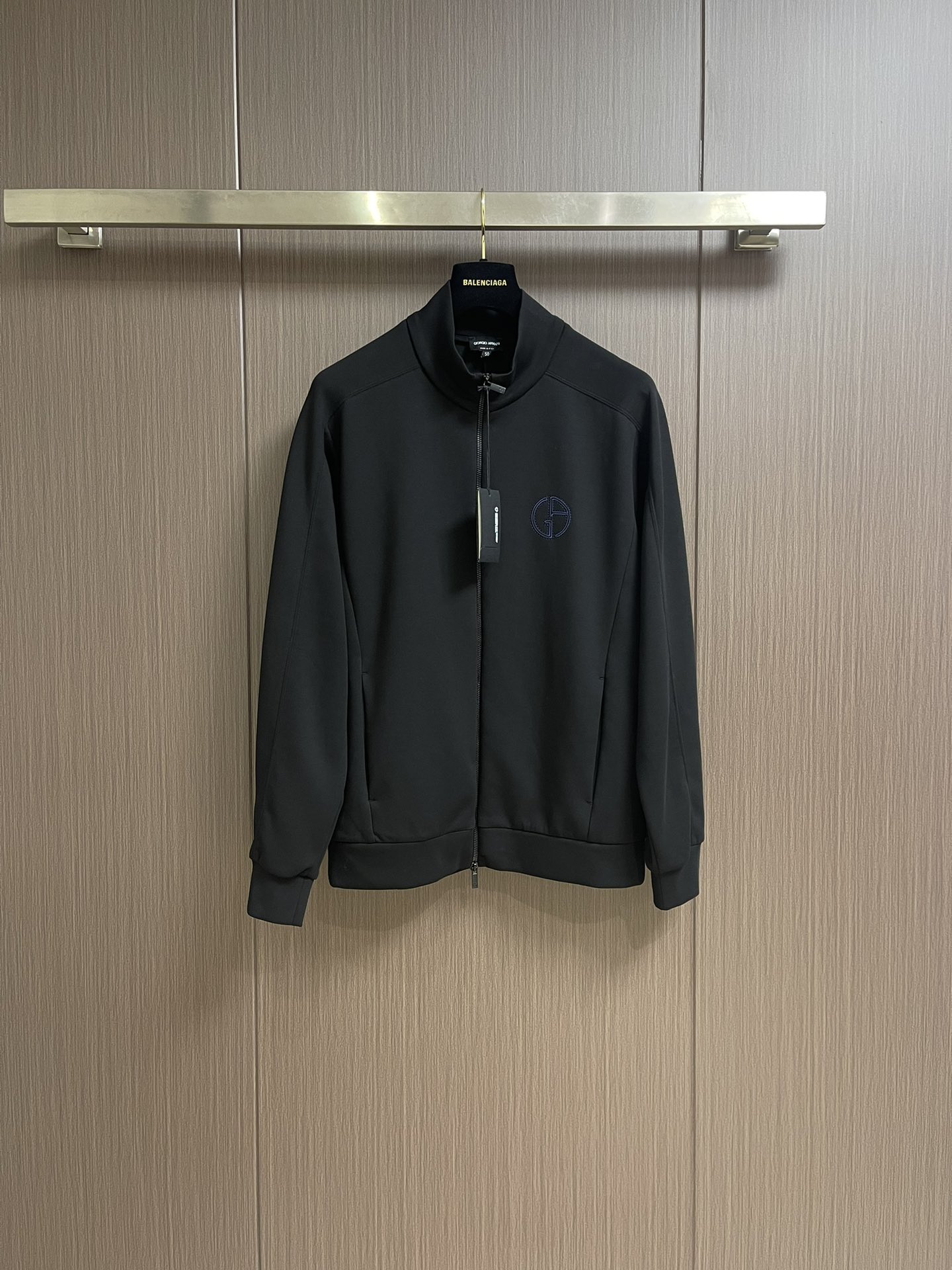 NO:127795,EA 2025fw men's casual stand-up collar jacket, the upper body is decorated with body shape and jacquard fabric perfectly combines fashion aesthetics with the concept of new urban business and leisure. The whole body interprets Italian-style ability and outdoor functional styles, both solemn and harmonious, creating a unique styling item. The overall outline tends to be simple, with a rather unique and elegant detail treatment, enriching the overall vision. The wardrobe has excellent high attendance rate for business and leisure!  Can be encountered but cannot be found. Size 48-54,,jackets & coats,jackets & coats,alexander wang19860909EA 2025fw男士休闲立领夹克外套,上身修饰身形、提花面料将时装美学和新都市商务休闲概念完美融合,通体将意式的干练和户外功能性风格极致诠释,亦庄亦谐,塑造出别具一格的造型单品,整体轮廓趋于简约风格,颇为个性且雅痞的细节处理,丰富了整体视觉.衣橱商务休闲绝佳的高出勤率！可遇而不可求.尺码48-54,,jackets & coats,jackets & coats,alexander wang,Men's clothing