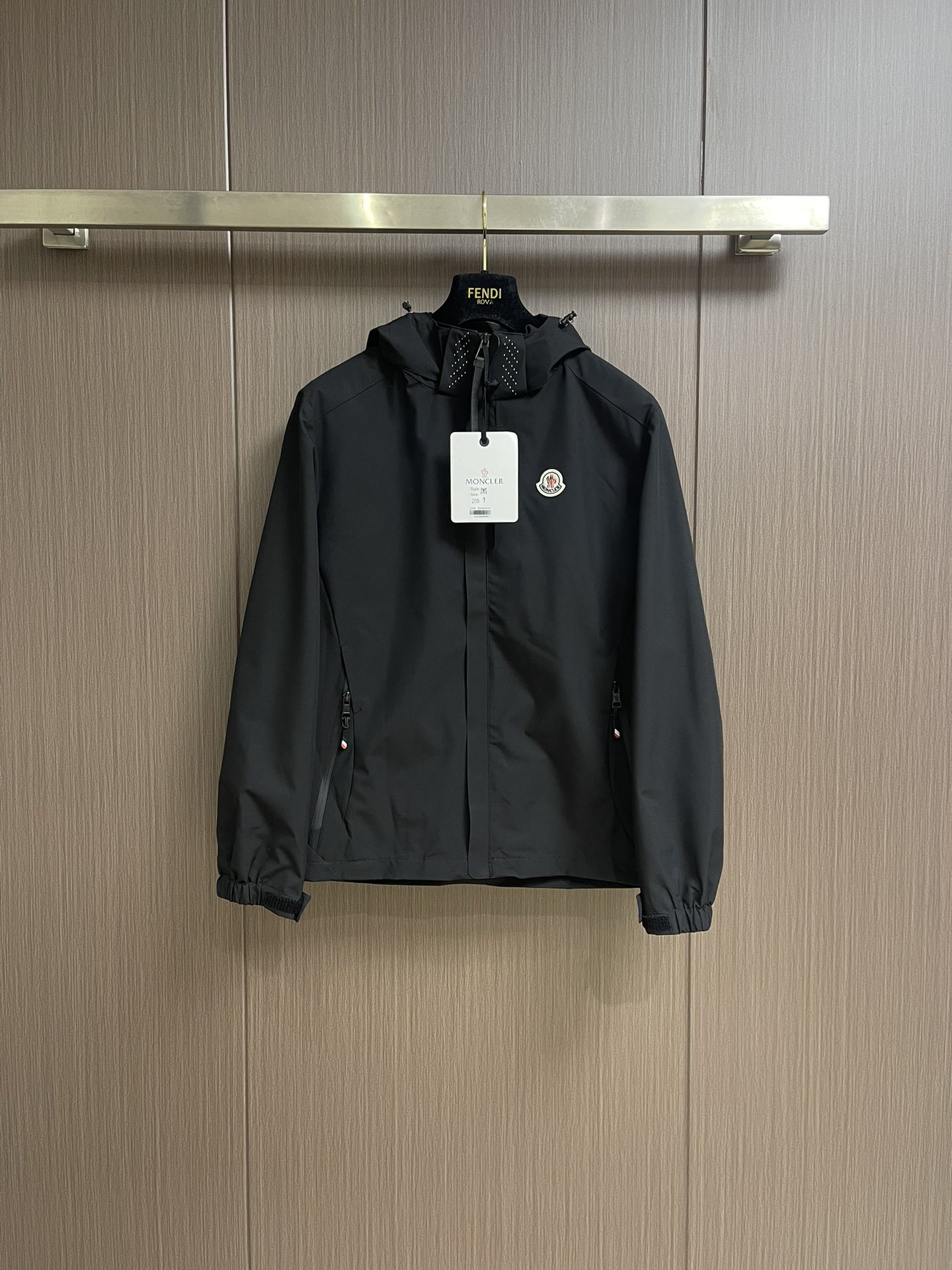 NO:127817,Moncler 2025ss Spring new casual hooded jacket jacket, imported original technology fabric, comfortable and breathable upper body, exquisite handmade craft logo on the chest, unique design and fashionable style, digital positioning printing technology on the back, highlighting the personality of young people. The original hardware accessories are of extremely high grade and are very handsome on the upper body!  Size M-3XL, christian louboutin, jackets & coats, jackets & coats, hats, alexander wang19860909moncler 2025ss春季新品休闲连帽夹克外套,进口原版科技面料,上身舒适透气,胸前精致手工工艺logo,独特设计时尚风格,反面数码定位印花工艺,彰显了年轻人的个性,原版五金辅料,档次极高,上身帅气十足！尺码M-3XL,,christian louboutin,jackets & coats,jackets & coats,hats,alexander wang,Men's clothing