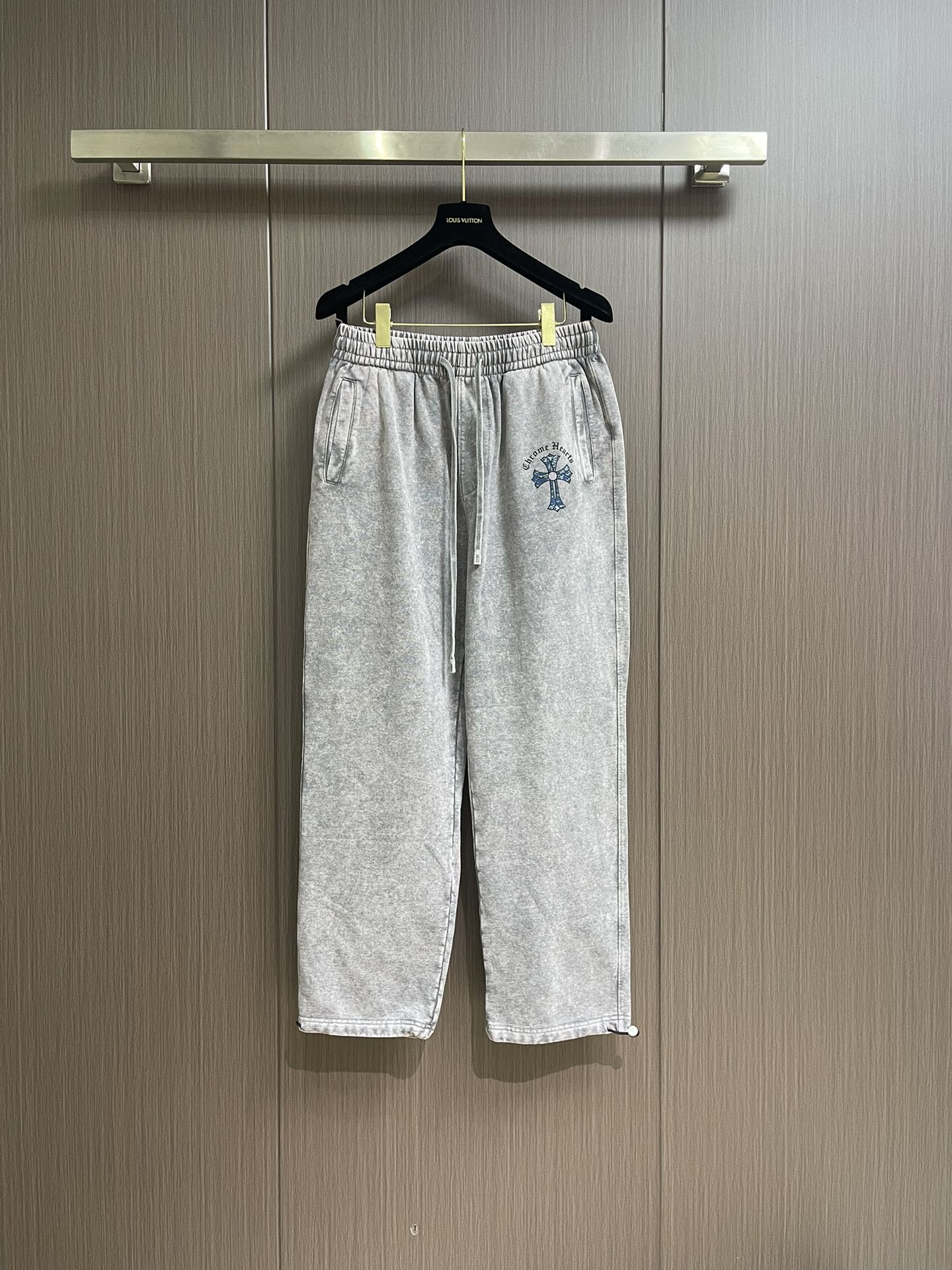 NO:127793,Chome hearts CH Croxin's new straight-legged old casual pants. Customized fabric, breathable and comfortable, impeccable details, brand elements design concept, reflecting high quality. It feels delicate and soft!  It is casually cut, with a great upper body style!  Size M-XXL, chrome hearts,alexander wang19860909chome hearts CH 克罗心新款直筒做旧休闲裤.定制面料 透气舒适度高,细节无可挑剔,品牌元素设计理念,体现高品质.手感细腻柔软！呈现休闲裁剪,上身版型超赞！尺码M-XXL,,chrome hearts,alexander wang,Men's clothing