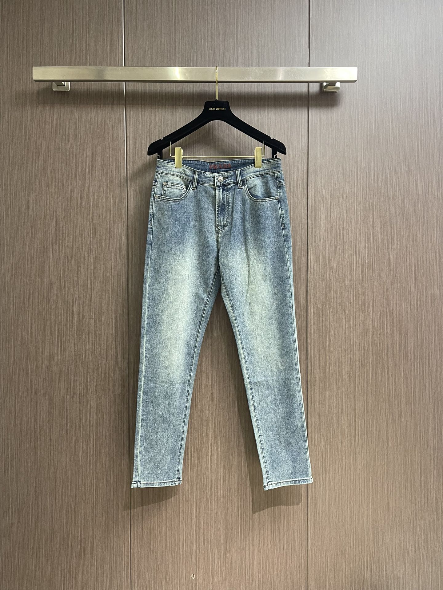 NO:127806,Prada 2025SS Early Spring Men's New Jeans, Classic Commuter Jeans, Classic Commuter Jeans Style, It will be very handsome no matter how you match it. It uses pure cotton denim, slightly elastic, soft and comfortable, and does not have the feeling of tightness and discomfort when worn. The effect of washing the pants is even more wonderful. This washing effect requires multiple weights to achieve. Hardware accessories are also high-end, and it is also a piece full of gorgeous style and details that can demonstrate the quality of the big brand. Super versatile and basic style is one of them!  Size 29-38 None 35 37,,prada,jeans,alexander wang19860909Prada 2025SS早春男士新款牛仔裤,经典舒适百搭基础通勤牛仔裤款 怎么搭配都会很帅气 采用纯棉牛仔布 微弹柔软舒适 穿起来完全没有那种紧绷不舒服感受 裤子水洗的效果更是绝妙 这样的水洗效果是要经过多重才能达到 五金配件也是高配,更是一件充满了华丽气派、细节都能彰显大牌的品质感.超百搭基本款人手一条！尺码29-38 无35 37,,prada,jeans,alexander wang,Men's clothing