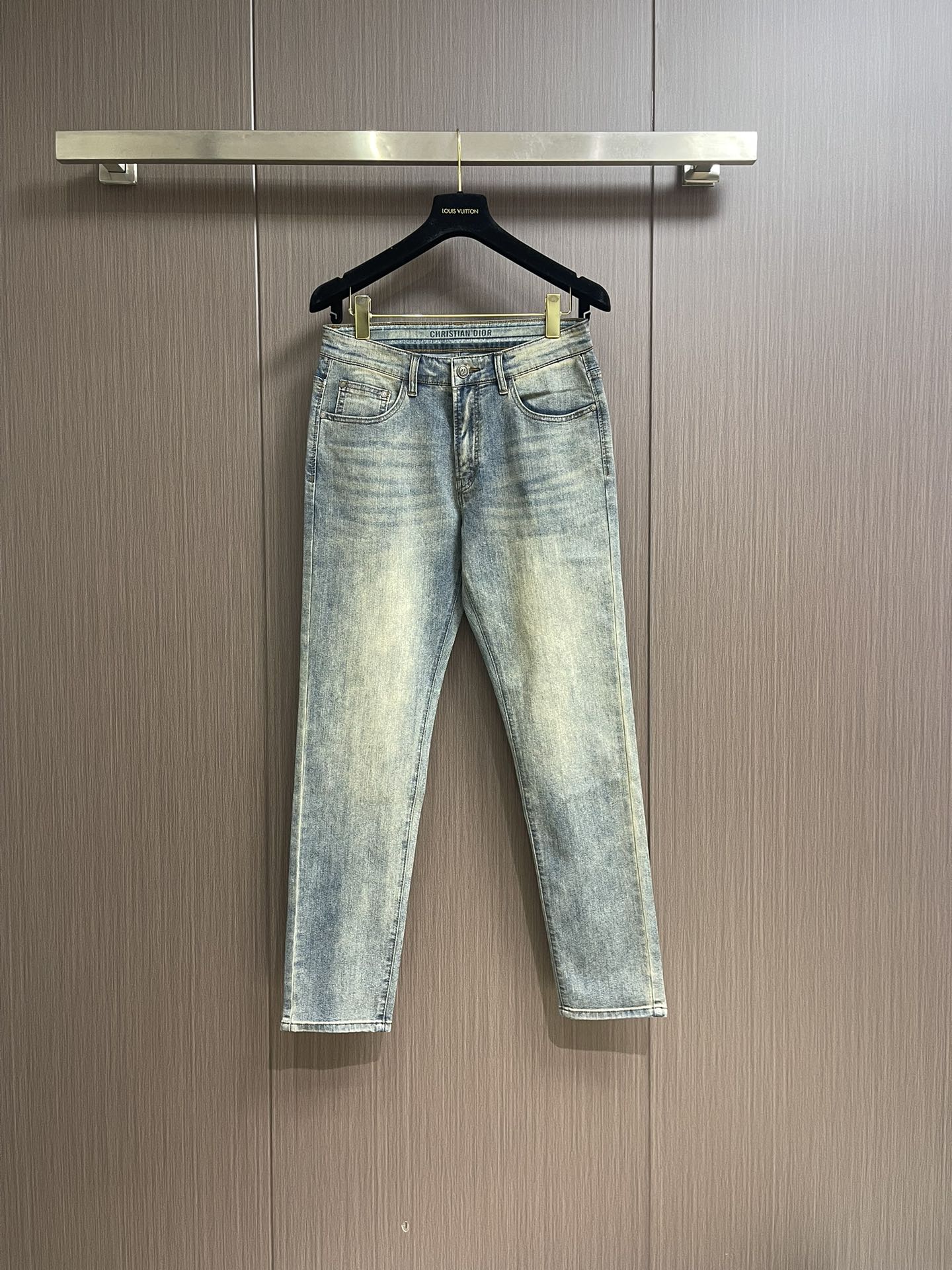 NO:127812,Dior new logo jeans imported Turkish pure cotton denim fabric. Beautiful color, breathable, slim fit. Micro-stretch fabric. Randomly versatile. Long-term washing and no deformation. The color will become more and more natural after years. The upper body effect is excellent. The elegant and elegant tailoring, the design is constantly innovating, but always maintains noble and elegant style and taste. The charm of fashion. The style is small straight, and the fashion product is excellent. Size 29-38 No 35 37,,dior,jeans,alexander wang19860909Dior 新款标识牛仔裤 进口土耳其纯棉牛仔牛面料 色泽靓丽,透气,修身版型 微弹力面料 随意百搭 久洗不变形 不变色 经过岁月流逝颜色会越来越自然 上身效果极佳.大方优雅的剪裁,设计不断创新却始终保持着高贵优雅的风格和品位 演绎时尚魅惑 版型小直筒 时尚佳品.尺码29-38 无35 37,,dior,jeans,alexander wang,Men's clothing