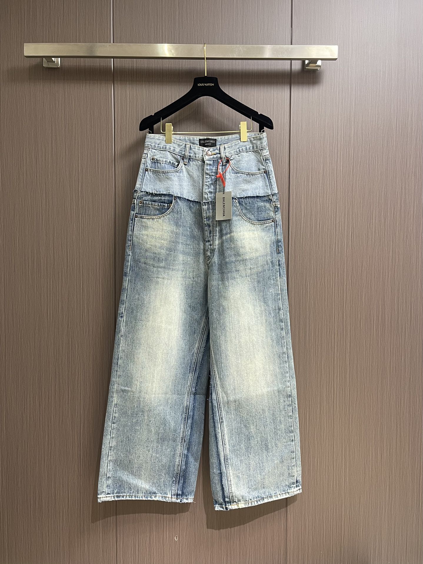 NO:127807,Balenciaga spliced ​​two fake jeans, custom-made satin blue selot-serial denim fabric, and the belt is decorated with Paris kraft paper. Multi-dimensional fusion splicing techniques, color splicing, positioning and tailoring splicing, material dimension splicing, cumbersome and fine. Priority is given to customizing the original denim material, so as to fry snowballs and stir-fry salt  Specially made corresponding dissolves, add a certain amount of dye to soak the denim material and absorb the solvent, then rub it and dry it to further fade and oxidize it. Combining the rubbing and whisker technique with the gun painting technique, hand rubbing is preferred in specific areas to achieve natural wrinkle effect, and then use specific tools to draw the texture of the whisker shape, and the visual effect is full. Customized pocket templates, then position the sprinkler, specially made the corresponding reagent, use the spray gun to spray the reagent to the designated position on the design requirements, so that the reagent reacts chemically with the fabric, forming a gradual gradient effect. Size XS-L,,balenciaga, jeans,cowhide,alexander wang19860909balenciaga 拼接假两件牛仔裤,定制缎蓝赛洛纺牛仔绮料,腰带处加以巴黎牛皮纸为点缀,多维融合拼接技艺,颜色拼接,定位剪裁拼接,材质维度拼接,繁琐而精细.优先定制原版牛仔料,从而进行炒雪球 炒盐 特制对应的溶,加入一定量的染色剂将牛仔料浸泡其中吸收溶剂,再进行搓洗后晾干,使其进一步褪色和氧化.擦压皱猫须技术和枪画猫须技术结合,优先在特定区域进行手工擦制,以达到自然的皱纹效果,再用特定的工具绘制出猫须形状的纹理,视觉效果拉满.定做口袋模板,再定位喷马溜,特制对应的试剂,使用喷枪将试剂溶按照设计要求精确地喷到上的指定位置,让试剂与布料发生化学反应,形成循序渐进的渐变效果.尺码XS-L,,balenciaga,jeans,cowhide,alexander wang,Men's clothing