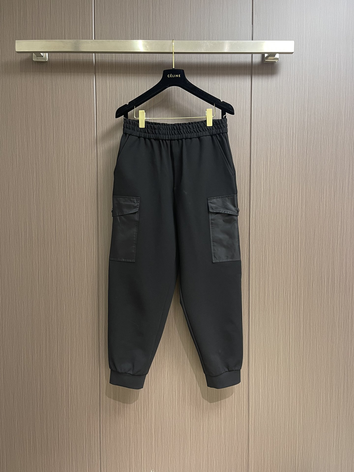 NO:127813,prada recycled nylon pocket cotton fleece fabric leg trousers, the trousers are made of cotton fleece fabric, which has the characteristics of skin-friendly, soft, lightweight, breathable, and warmth. The tooling pockets are made of the brand's iconic recycled nylon fabric, which has the characteristics of wear resistance and easy to care, antibacterial and mildew-proofing, and other characteristics. This product breaks the traditional leisure boundary and realizes a lazy and not loose high street feeling through precise cutting. The waist uses elastic waist pressing technology to avoid loosening and falling off, improving wear comfort. The left and right tooling pockets highlight the brand's function, namely the decoration design philosophy, the bag has a flip cover and a concealed buckle opening and closing, which can better protect personal belongings from falling.  The back patch bag body is designed as an invisible pocket, with a zipper opening and closing, and a 1.5 cm edge on the pocket is better hidden, making it more beautiful, and the enamel triangle logo is applied below to embellish it, highlighting the brand's recognition and fashion sense.  Flat beef tendons are closed to the feet to make the overall feel more linear. Size S-XL, prada, alexander wang19860909prada 再生尼龙口袋棉质抓绒面料束腿裤,裤身选用棉质抓绒面料,其具有亲肤柔软,轻便透气性强,保暖性等特点,工装口袋选用品牌标志性的再生尼龙面料,具有耐磨性强易打理,防菌防霉等特点工艺与细节这款产品打破了传统的休闲边界,通过精准裁剪实现了慵懒且不松垮的高街街头感,腰部运用松紧腰头压线工艺,使其避免松动和脱落,提升穿着舒适度,左右工装口袋凸显品牌功能即装饰的设计哲学,袋口加了翻盖,采用暗扣开合,能更好的保护私人物品不易跌落．后贴袋袋体做了隐形口袋的设计,拉链开合,袋口做了1.5公分的包边更好的隐藏了拉链,使其更加美观,下方涂珐琅三角标予以点缀,凸显了品牌的辨识度与时尚感．扁牛筋收脚口,使整体更具线条感.尺码S-XL,,prada,alexander wang,Men's clothing