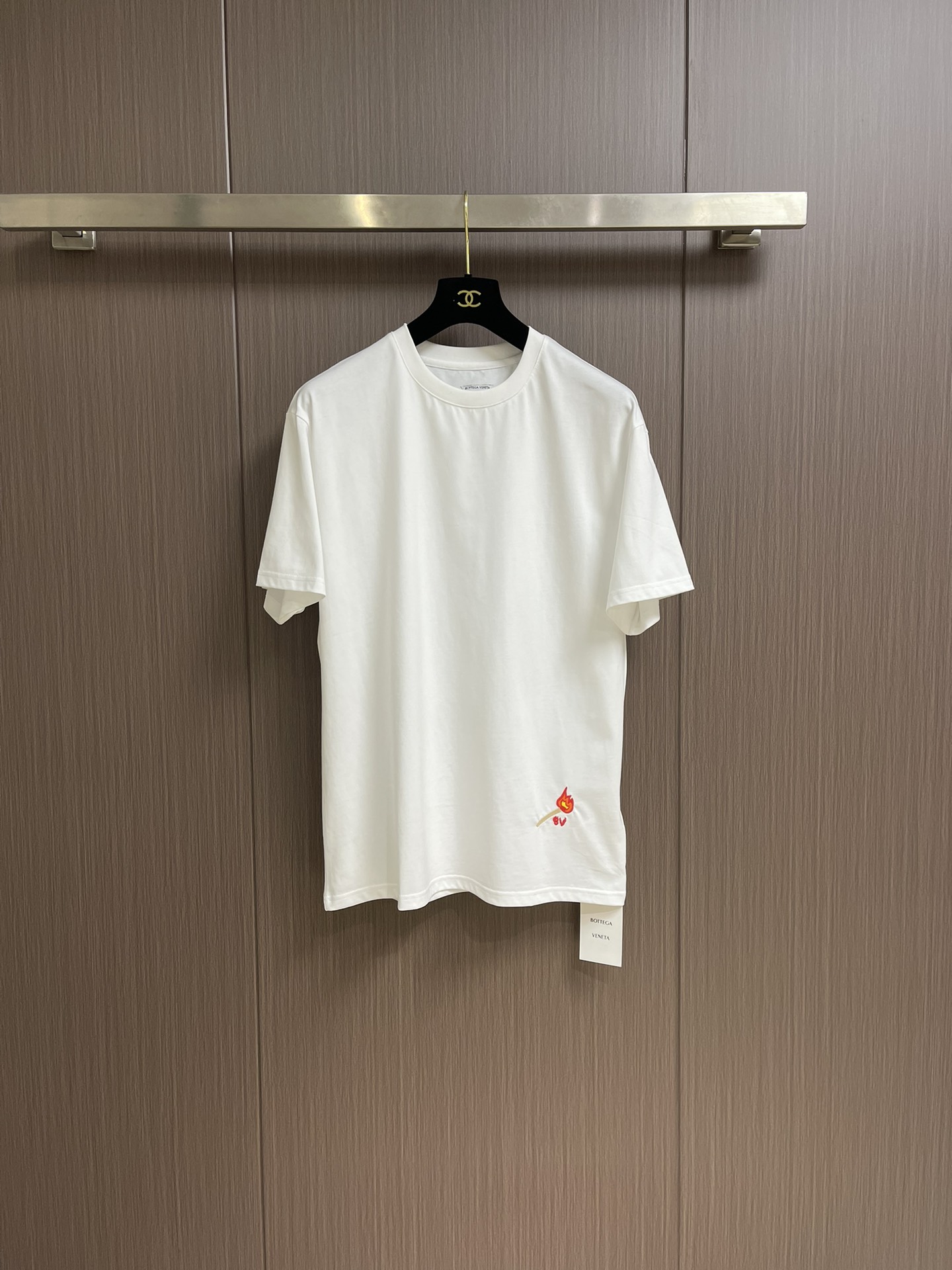 NO:137682,BOTTEG VENETA 2025SS Spring and Summer New Product High-Grade Os Style Loose T-shirt, with minimalist design in the front, and the round neck uses large-width threaded knitted embroidery. High-Grade heavy fabric will not be stuffy, and can be worn inside and outside. The Os-Grade heavy fabric is quite solid and not close to the body, thus achieving the loose effect of Os. It is also a trademark brand tone of BV home. Match embroidery is very unique and not bad in the street style. It is simple, three-dimensional and elegant, simple and versatile. It is recommended that you must buy it in summer!  The loose silhouette is suitable for any body, and the upper body is super cool and stylish!  Size S-XXL, bottega veneta, bottega veneta, bottega veneta, tees, t-shirt, alexander wang19860909BOTTEG VENETA 葆蝶家 2025SS春夏新品 高克重os版型 宽松T恤,前身极简设计,圆领采用大宽度螺纹针织刺绣,高克重偏厚面料不会闷热,内搭外穿都可以,os版型高克重面料做到挺实不贴身,从而达到os宽松的效果,也算是BV家的一个标志品牌调性,火柴刺绣很有个性,不烂大街的款式,简约立体大气上档次,简单又百搭,宽松大T推荐你们夏天一定要入！廓形宽松剪裁适合任何身材,上身超酷又有型！尺码S-XXL,,bottega veneta,bottega veneta,bottega veneta,tees，t-shirt,alexander wang,Men's clothing