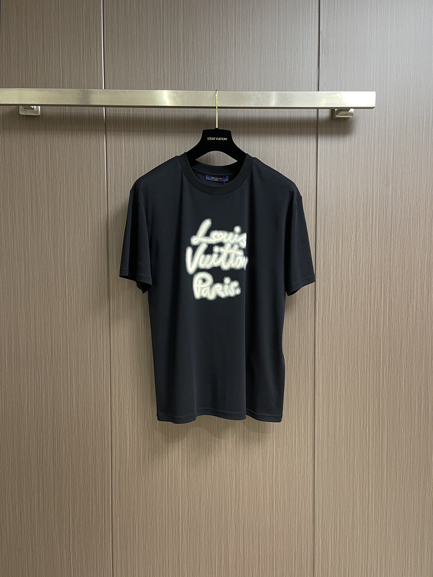 NO:137685,LV 2025ss new handwritten neon logo letter short-sleeved T-shirt, soft cotton knitted to create a classic straight-fitting style, integrating neon visual effects to the front handwritten Louis Vuitton Paris logo, cleverly greeting the eye-catching style of the 2025 spring and summer show. Size M-3XL, louis vuitton, louis vuitton, T-shirt,tees, t-shirt,alexander wang19860909LV 2025ss新款手写霓虹logo字母短袖t恤,以柔软棉质针织塑造经典直身版型,为正面的手写体路易威登巴黎标识融入霓虹视效,巧妙致意 2025春夏秀场的瞩目风范.尺码M-3XL,,louis vuitton,louis vuitton,T-shirt,tees，t-shirt,alexander wang,Men's clothing