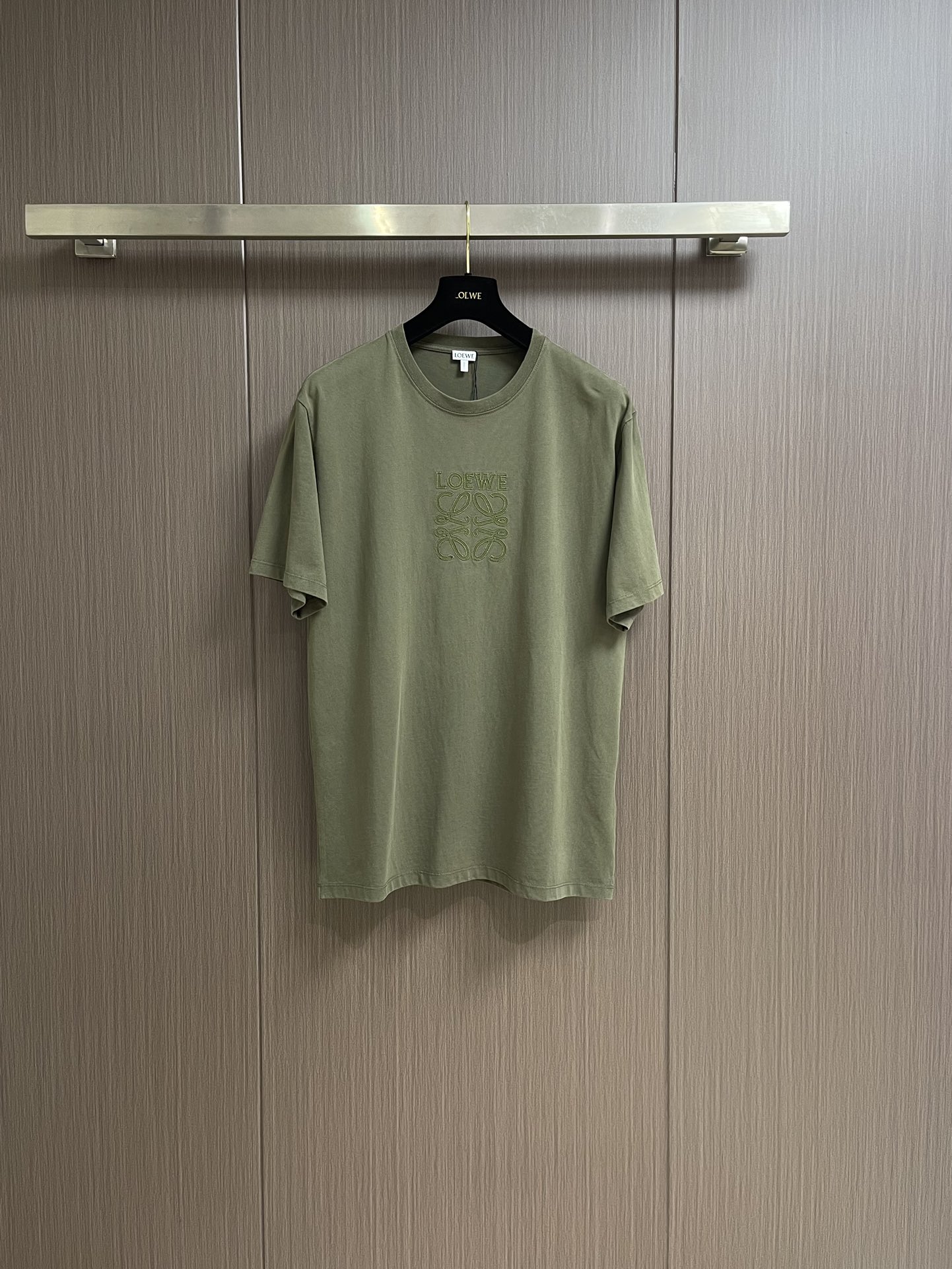 NO:137691,loewe serrated thread patch short-sleeved T-shirt, using 15s fine cotton plain pattern, 230g; matched with 32s double yarn thread, 340g. The edges of the patch embroidery strengthen branches, and by imitating the serrated shape, it increases the rough industrial vision. The patch embroidery serrated serrated, shaped like canine teeth intertwined; emphasizes the high density of the stitches and sharp twists, such as saw blade cutting traces. The trimming seams cut off excess fabric along the dog floss stitches, retaining the three-dimensional sense of serrated serrated. The overall thread is straight and delicate, the fabric is comfortable and soft, and the color is consistent and has no color difference. It can be matched with the same style to create a fashionable shape, control various occasions, customize auxiliary materials, complete three standards, and the same style for men and women!  Size XS-L, loewe, T-shirt,tees, t-shirt,alexander wang19860909loewe 锯齿线贴布短袖T恤,采用15s精棉平纹,230g；搭配32s双纱拉架螺纹,340g.贴布绣的边缘强化分支,通过模仿锯齿形态的线迹,增加粗犷工业风视觉.贴布绣线迹呈梯形锯齿,形似犬齿交错；强调线迹密度高、转折锋利,如锯条切割痕迹.修剪缝份沿狗牙线迹剪去多余布料,保留锯齿立体感.整体走线平直细腻,面料舒适柔软,颜色一致无色差 能与同款搭配营造时尚造型,驾驭各种场合,定制辅料,三标齐全,男女同款！尺码XS-L,,loewe,T-shirt,tees，t-shirt,alexander wang,Men's clothing