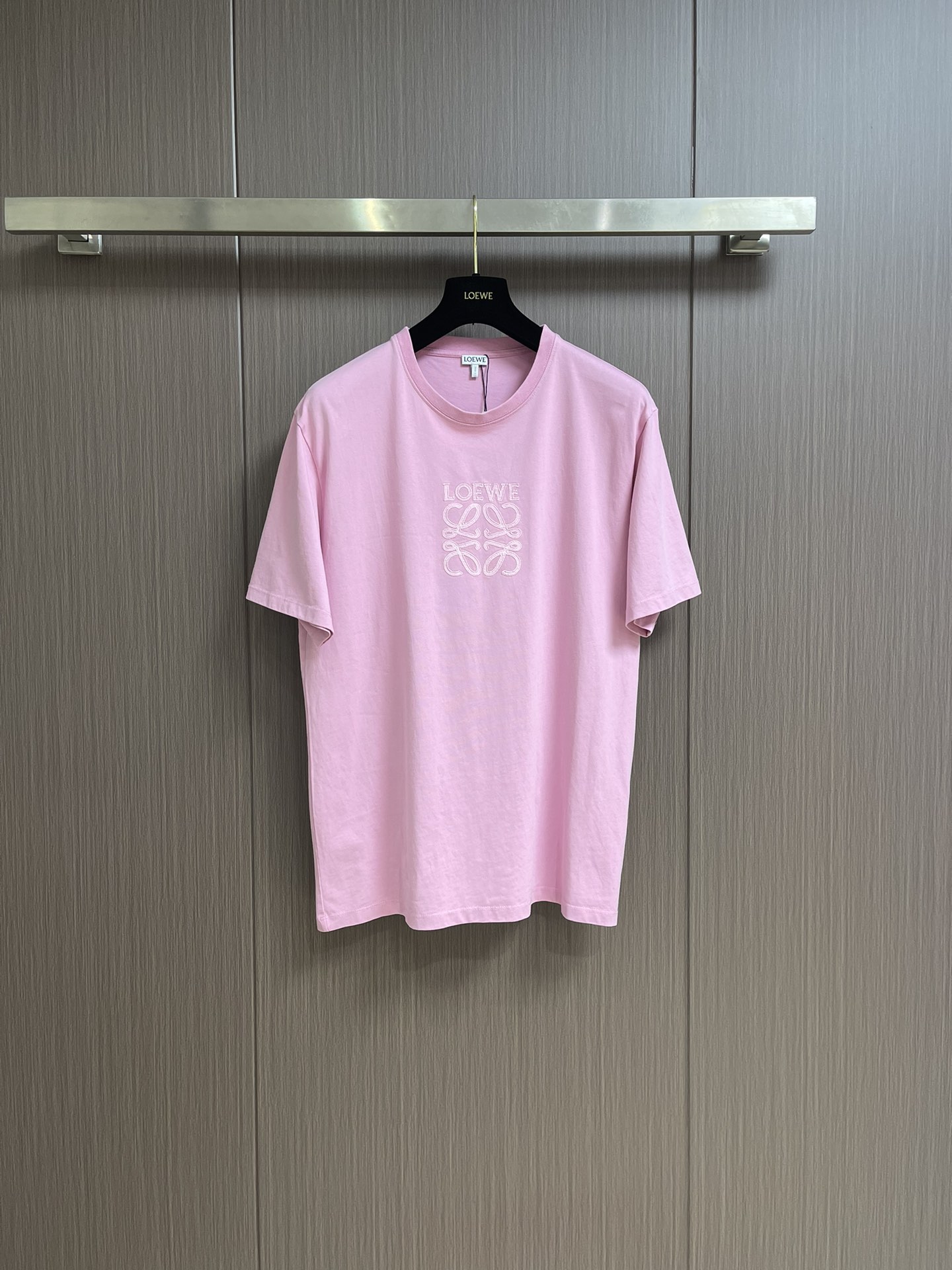 NO:137688,Loewe serrated thread patch short-sleeved T-shirt is made of 15s fine cotton plain pattern, 230g; matched with 32s double yarn thread, 340g. The edges of the patch embroidery strengthen branches, and by imitating the serrated shape, it increases the rough industrial vision. The patch embroidery serrated serrated, shaped like canine teeth intertwined; emphasizes the high density of the stitches and sharp twists, such as saw blade cutting traces. The trimming seams cut off excess fabric along the dog floss stitches, retaining the serrated three-dimensional sense. The overall thread is straight and delicate, the fabric is comfortable and soft, and the color is consistent and has no color difference. It can be matched with the same style to create a fashionable look, control various occasions, customize auxiliary materials, complete three standards, and the same style for men and women!  Size XS-L, loewe, T-shirt,tees, t-shirt,alexander wang19860909loewe 锯齿线贴布短袖T恤采用15s精棉平纹,230g；搭配32s双纱拉架螺纹,340g.贴布绣的边缘强化分支,通过模仿锯齿形态的线迹,增加粗犷工业风视觉.贴布绣线迹呈梯形锯齿,形似犬齿交错；强调线迹密度高、转折锋利,如锯条切割痕迹.修剪缝份沿狗牙线迹剪去多余布料,保留锯齿立体感.整体走线平直细腻,面料舒适柔软,颜色一致无色差 能与同款搭配营造时尚造型,驾驭各种场合,定制辅料,三标齐全,男女同款！尺码XS-L,,loewe,T-shirt,tees，t-shirt,alexander wang,Men's clothing