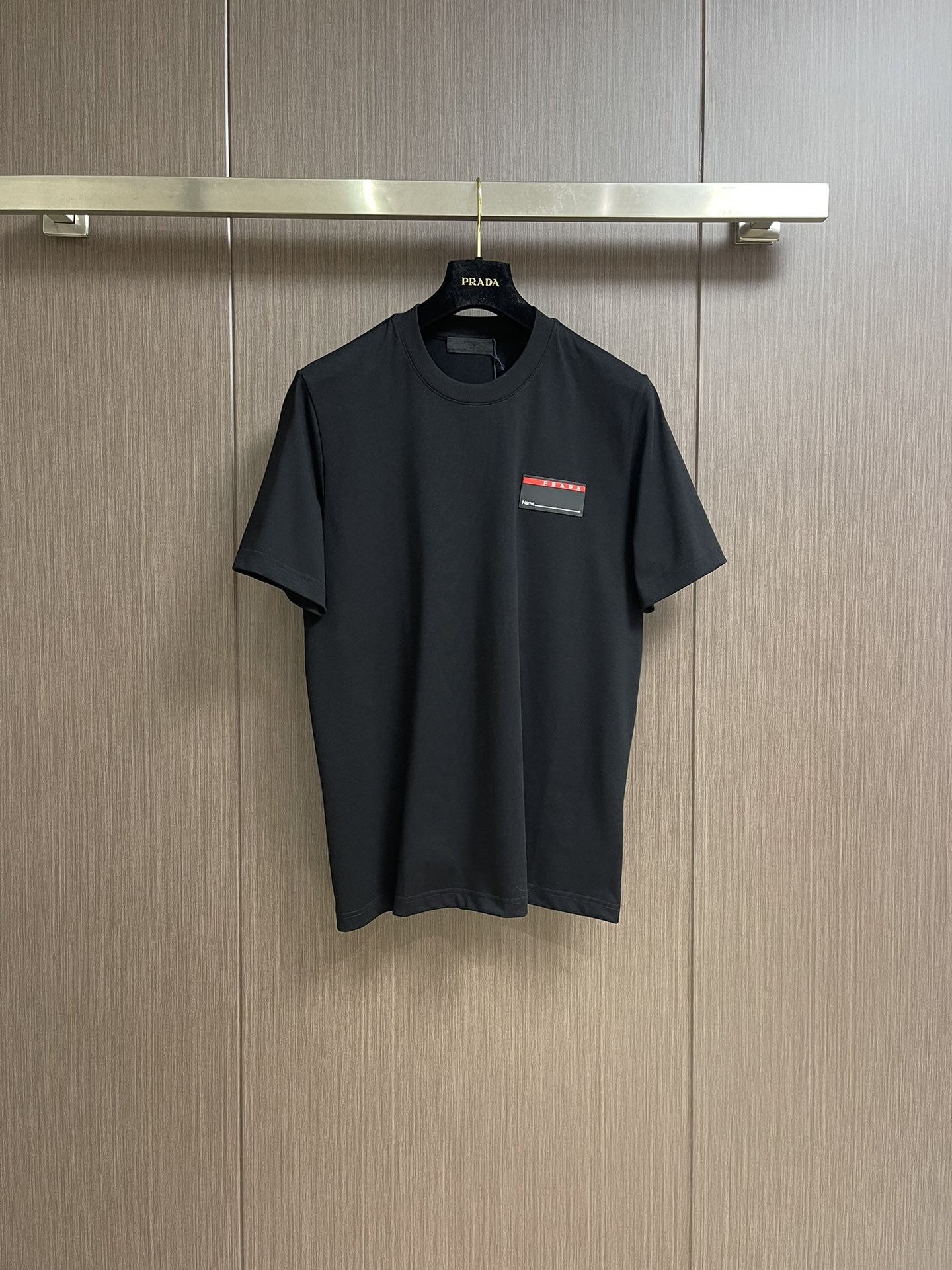 NO:162331,Prada 2025ss Spring and Summer New Cotton Round Neck Short Sleeve T-shirt Classic Triangle Marking Red Label Decoration Top-grade Pure Cotton Fabric Customized Standard Edition. Size S-XL S S Bust 102cm Shoulder Width 44cm Long 69cm M S Bust 106cm Shoulder Width 45cm Long 70cm L S Bust 110cm Shoulder Width 46cm Long 71cm XL S Bust 114cm Shoulder Width 47cm Long 72cm, Prada, T-shirt,tees, t-shirt,alexander wang19860909Prada 2025ss春夏新款棉质圆领短袖T恤 胸前经典三角标红标装饰 顶级纯棉面料定制 标准版型.尺码S-XL S码胸围102cm 肩宽44cm 衣长69cm M码胸围106cm 肩宽45cm 衣长70cm L码胸围110cm 肩宽46cm 衣长71cm XL码胸围114cm 肩宽47cm 衣长72cm,,prada,T-shirt,tees，t-shirt,alexander wang,Men's clothing