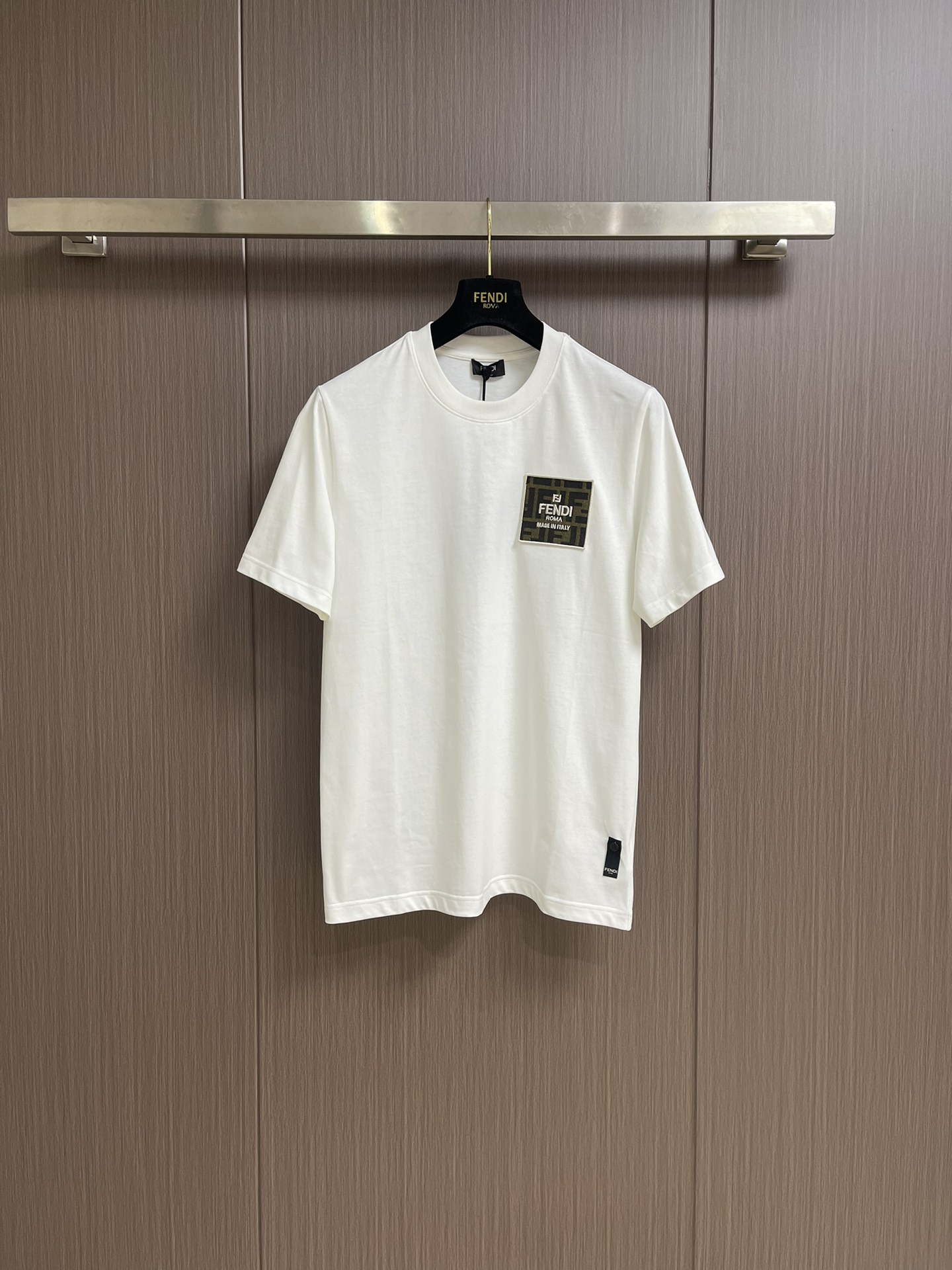 NO:131599,Fendi Ss Early Spring New Style Patch Embroidered Short Sleeve T-shirt, Light Luxury, Must-have items for men and women's daily commuting outfits, 320g pure cotton double yarn sweat fabric, special bold 32 double strands 1x1 threads, high-definition digital direct injection letter logo printing, imported Tajima machine embroidery, Zhangzi applique embroidery, double needle thread cross-seaming technology. Size S-XL Size bust 102cm Shoulder width 44cm Longitudinal length 69cm M Size bust 106cm Shoulder width 45cm Longitudinal length 70cm L Size bust 110cm Shoulder width 46cm Longitudinal length 71cm XL Size bust 114cm Shoulder width 47cm Longitudinal length 72cm, fendi, T-shirt,tees, t-shirt,alexander wang19860909Fendi ss早春新款 贴布章仔刺绣短袖T恤,轻奢主义,男女日常通勤穿搭必备单品,320克纯棉双纱汗布面料,同缸定染特种加粗32支双股1x1螺纹,高清数码直喷字母logo印花,进口田岛机器刺绣,章仔贴布刺绣,双针车线跨缝工艺.尺码S-XL S码胸围102cm 肩宽44cm 衣长69cm M码胸围106cm 肩宽45cm 衣长70cm L码胸围110cm 肩宽46cm 衣长71cm XL码胸围114cm 肩宽47cm 衣长72cm,,fendi,T-shirt,tees，t-shirt,alexander wang,Men's clothing