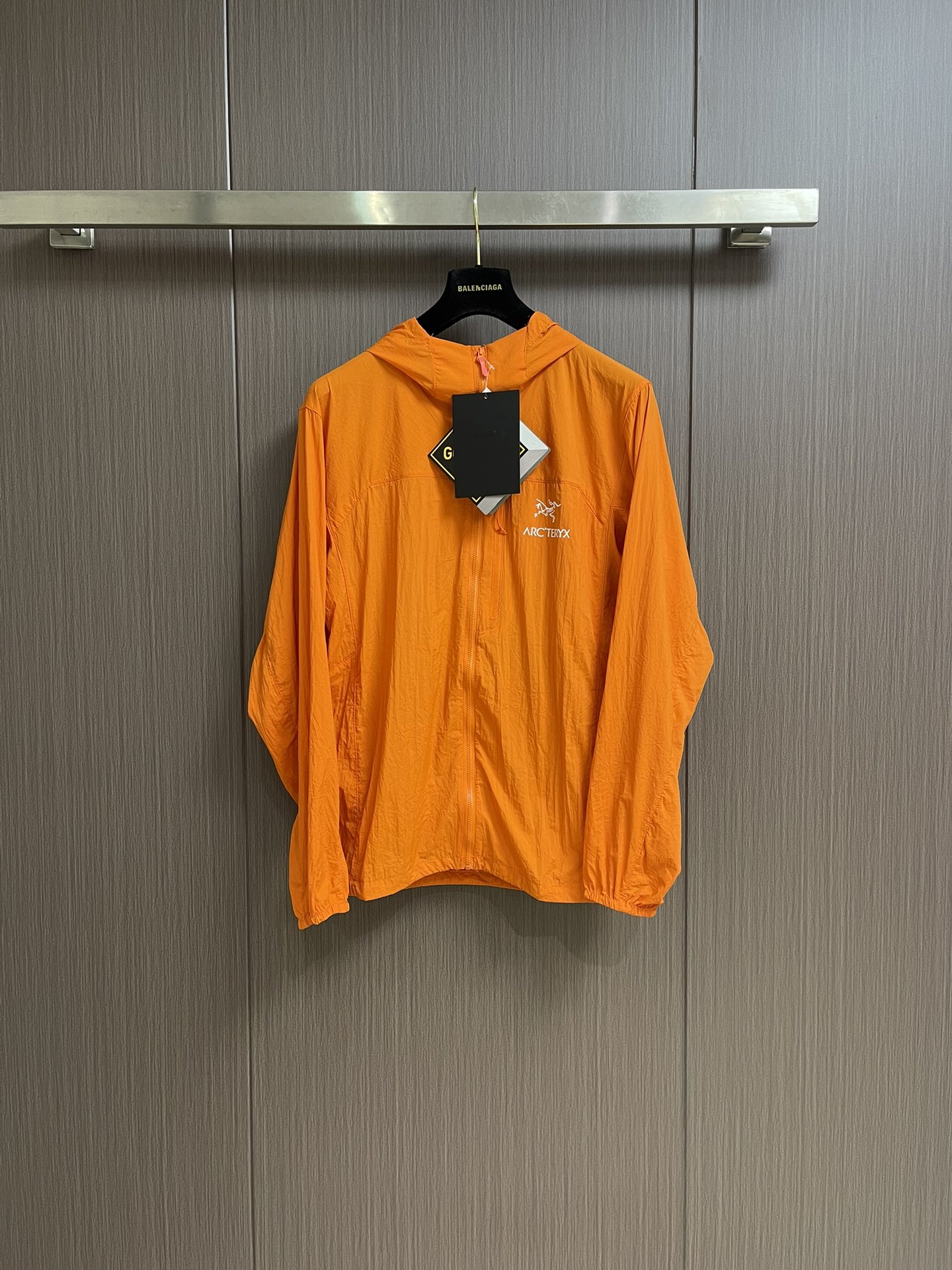 NO:131605,arcteryx new sunscreen clothes, must-have for summer outdoors, original tag, arcteryx arcteryx trino sl couple style light and hooded sunscreen clothes zipper jacket, ultra-light and thin style, ultra-light and thin fabrics and design pay more attention to lightness and thinness, daily casual outdoor sports running, pay attention to flexibility in action and moisture-absorbing and sweating performance, technology breathable fabric, underarms and sleeves are spliced ​​with mesh fabric, so that water vapor is quickly emitted, helps to regulate body temperature, improves wear comfort, breathable custom four-way elastic woven fabric, wear-resistant, washable and long-lasting wear without deformation and looseness. Size S-XL, arc'teryx, jackets & coats, hats, alexander wang19860909arcteryx 始祖鸟 ss新款防晒衣,夏日户外必入款,原标吊牌,始祖鸟arcteryx始祖鸟trino sl情侣款轻薄连帽 防晒衣拉链外套,超轻薄款相比于持久度,超轻薄面料和设计更注重轻薄度,日常休闲户外运动跑步,注重行动上的灵活度和吸湿排汗性能,科技透气面料,腋下跟袖筒使用网眼面料拼接,使水蒸气快速散发,帮助调节体温,提高穿着舒适度,透气定制四向弹力梭织面料,耐磨耐洗持久穿着不变形不松垮.尺码S-XL,arc'teryx,jackets & coats,hats,alexander wang,Men's clothing