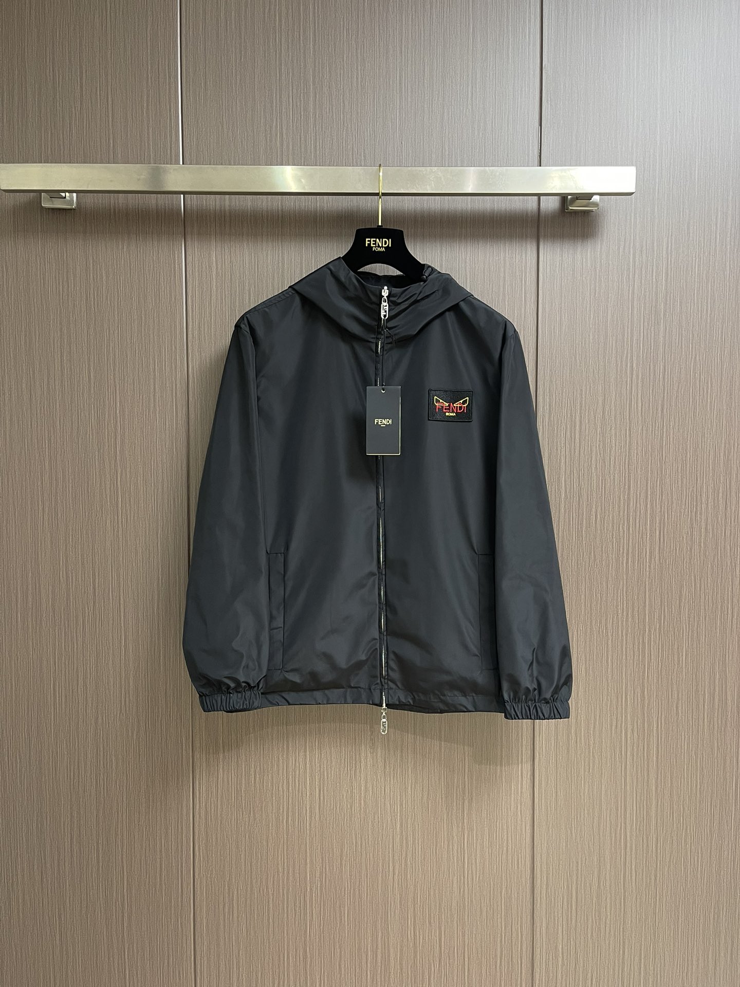 NO:131617,Fendi double-sided windproof hooded jacket, the product is made of black high-tech fabric made of polyester and nylon, which makes it light but tough through advanced textile technology. After special treatment, it has waterproof and windproof functions. At the same time, it has good breathability, wrinkle resistance and not easy to deform, easy to clean and handle, and is easy to clean and take care of. The product maximizes the utilization of clothes through reversible design and provides wear styles for different occasions. The hood design provides additional windproof properties, equipped with round beef tendon drawstrings and elastic buckles to adjust the tightness according to needs. The front chest is decorated with the brand's iconic fendi  Eyes embroidery improves brand recognition and fashion sense. The double-head zipper opening and closing makes it easier to put on and off on both sides. Flat beef tendons close the cuffs to enhance windproof and warmth, while making the cuffs better fit the wrist and improve wear comfort. The hem is equipped with round beef tendons and elastic buckles to adjust the tightness. The other side has double f-shading full print, which is both low-key and fashionable. Both sides are equipped with side socket pockets, zipper opening and closing, and the pocket has a 1.5*12 cm edge. Stitching is reinforced at the edges, making it more firm and can hide the zipper head, enhancing the beauty. Size S-XL, fendi, versace, jackets & coats, hats, alexander wang19860909fendi 双面穿防风连帽外套,产品选用涤纶和锦纶制成的黑色高科技布料,通过先进的纺织技术,使其轻盈但坚韧,经过特殊处理之后使其具备防水、防风的功能,同时又有良好的透气性,抗皱不易变形,易于清洗和打理工艺与细节,产品通过reversible design将衣服的利用最大化,提供不同场合的穿着风格.兜帽设计提供额外的防风属性,配以圆牛筋抽绳和松紧扣根据需求调节松紧度.正面胸口处饰以品牌标志性的fendi eyes刺绣,提升了品牌辨识度和时尚感.双头拉链开合,方便两面穿脱.扁牛筋收袖口,增强防风性和保暖效果,同时让袖口更好的贴合手腕,提升穿着舒适度.下摆配以圆牛筋和松紧扣调节松紧度.另一面拥有双f暗纹满印,既低调又不失时尚感.两面都设有侧插口袋,拉链开合,袋口做了1.5*12公分的包边,边缘处均加固了缝线,使其更牢固的同时又能隐藏拉链头,提升美感.尺码S-XL,,fendi,versace,jackets & coats,hats,alexander wang,Men's clothing