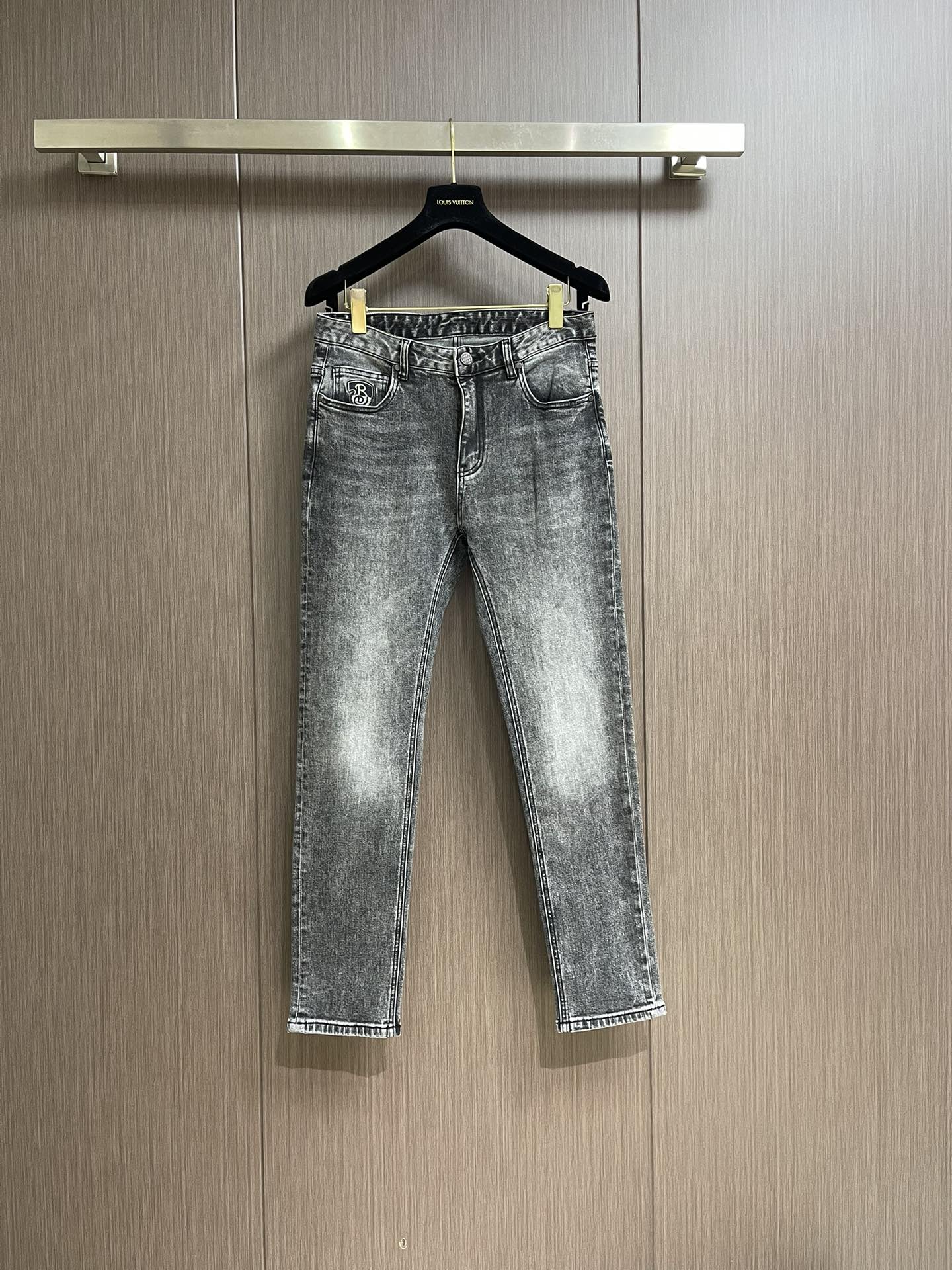 NO:131598,Burberry ss new rear bag TB logo jeans, versatile and well-matched cat whiskers, customer-supplied original hardware, comparable to the details of the counter, perfect style, pure and must-have for early spring Size 29-38 There are 35 No 37, burberry, jeans, alexander wang19860909Burberry ss新款后袋TB标识牛仔裤,百搭好款磨破猫须,客供原厂五金,媲美专柜细节,完美版型纯正早春必入款 尺码29-38 有35 无37,,burberry,jeans,alexander wang,Men's clothing