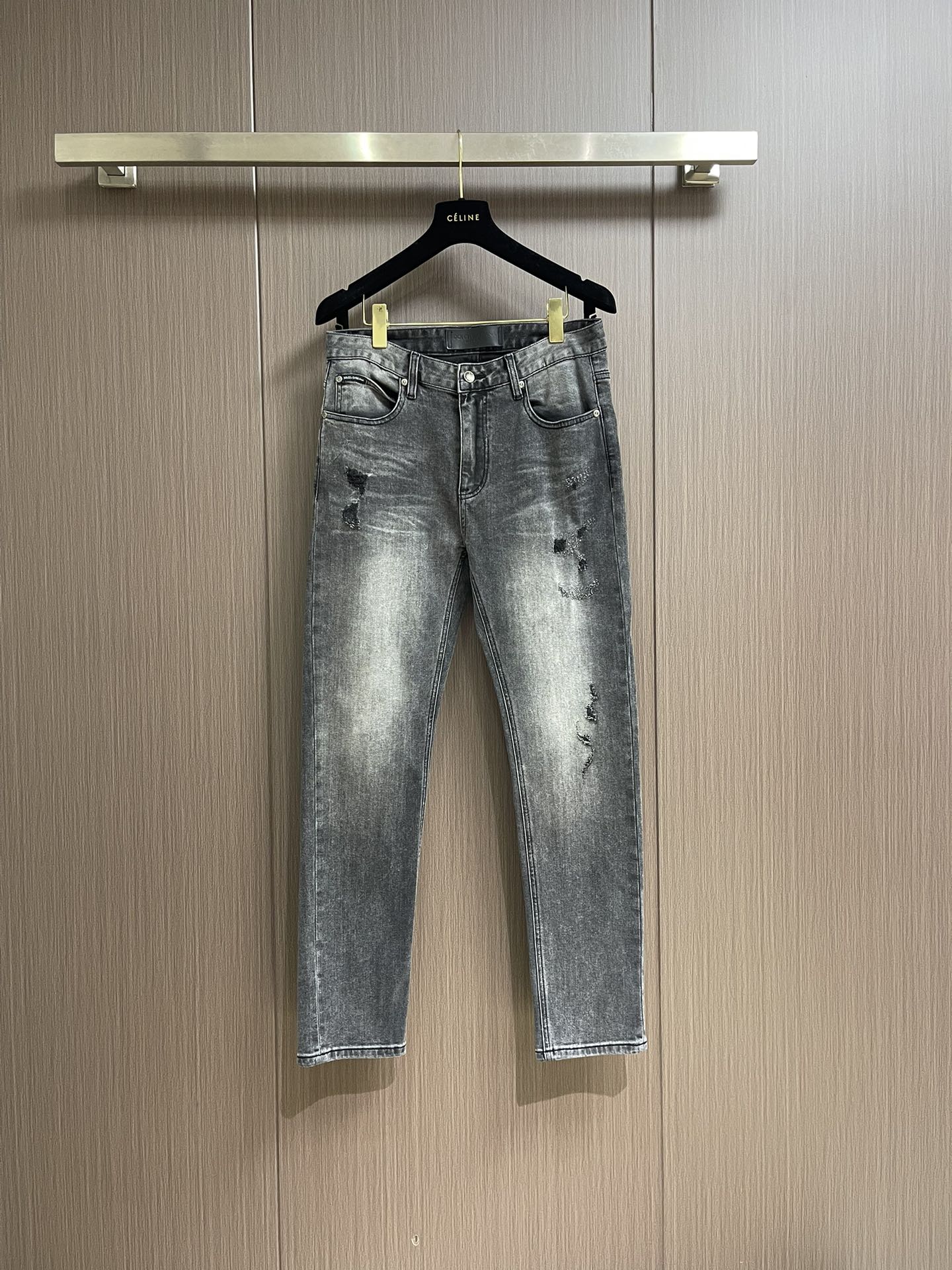 NO:131601,DG back bag logo jeans trousers, suitable for daily life and leisure. The denim fabrics used have been washed, polished and worn through multiple processes. The excellent style makes the trousers have a good upper body comfort. This is very important for jeans. Original hardware accessories are very design-oriented, full of details and workmanship. Size 29-38 35 37, Dolce & Gabbana, jeans, alexander wang19860909DG 后袋品牌标识logo牛仔长裤,生活休闲日常皆宜.选用的牛仔布料全部经过多道工序洗水、打磨、做旧处理 极好的版型使的裤装有很好的上身舒适度,牛仔裤这点非常非常重要.客供原版五金辅料,极具设计感, 十足的细节、做工之处处到位尺码29-38 有35 无37,,Dolce&Gabbana,jeans,alexander wang,Men's clothing