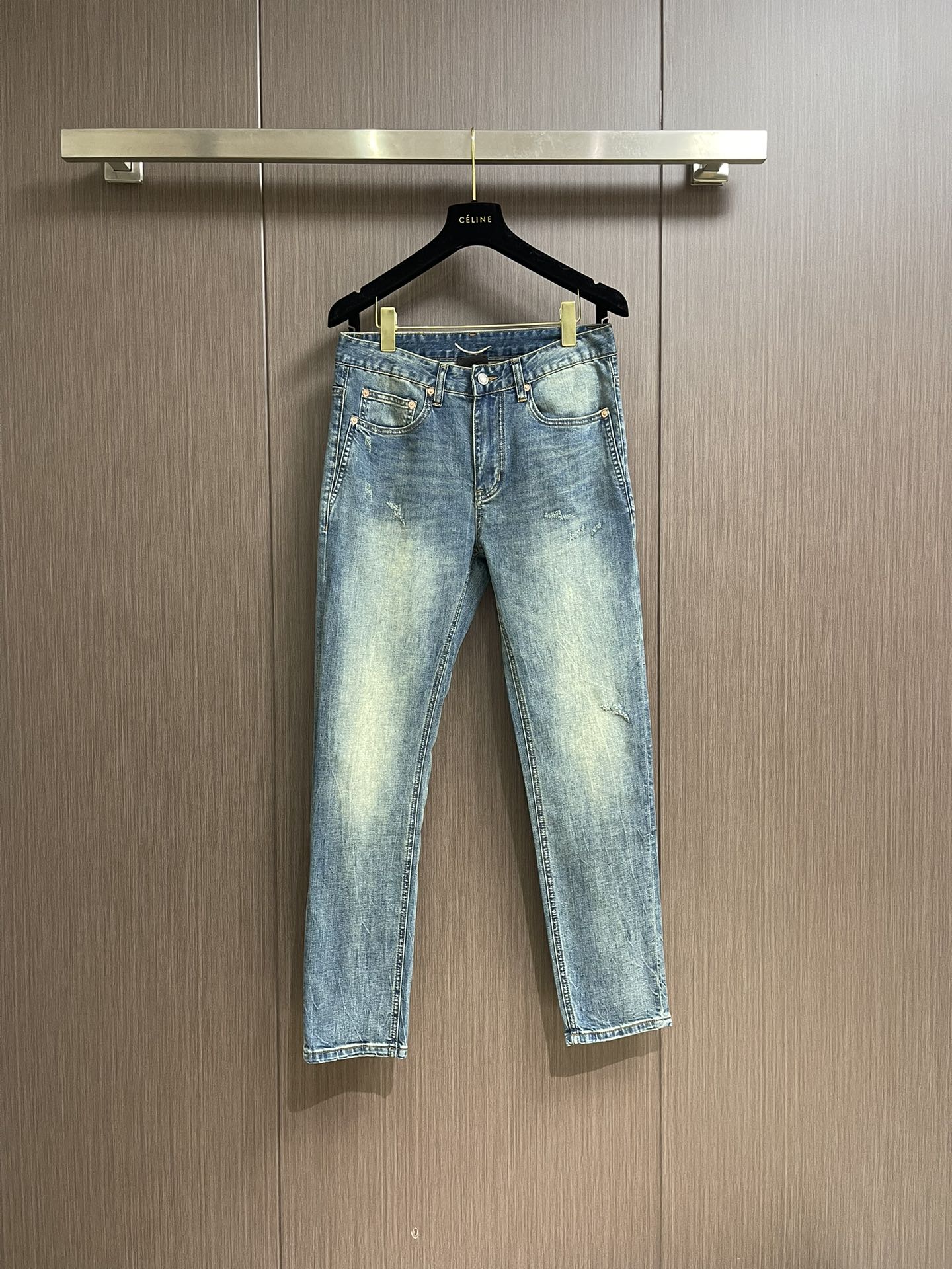 NO:131604,YSL new jeans high-end denim fabric, beautiful color, slim fit, micro-stretch fabric, random and versatile, long-term washing, no deformation, no color change, excellent upper body effect. The elegant and elegant tailoring, constantly innovative design, always maintains noble and elegant style and taste, interprets fashion charm, small straight fit, fashionable and good product. Size 29-38, 35, no 37,,saint laurent,jeans,alexander wang19860909YSL 新款牛仔裤 高端牛仔面料 色泽靓丽,修身版型 微弹力面料 随意百搭 久洗不变形 不变色 上身效果极佳.大方优雅的剪裁,设计不断创新却始终保持着高贵优雅的风格和品位 演绎时尚魅惑 版型小直筒 时尚佳品.尺码29-38 有35 无37,,saint laurent,jeans,alexander wang,Men's clothing