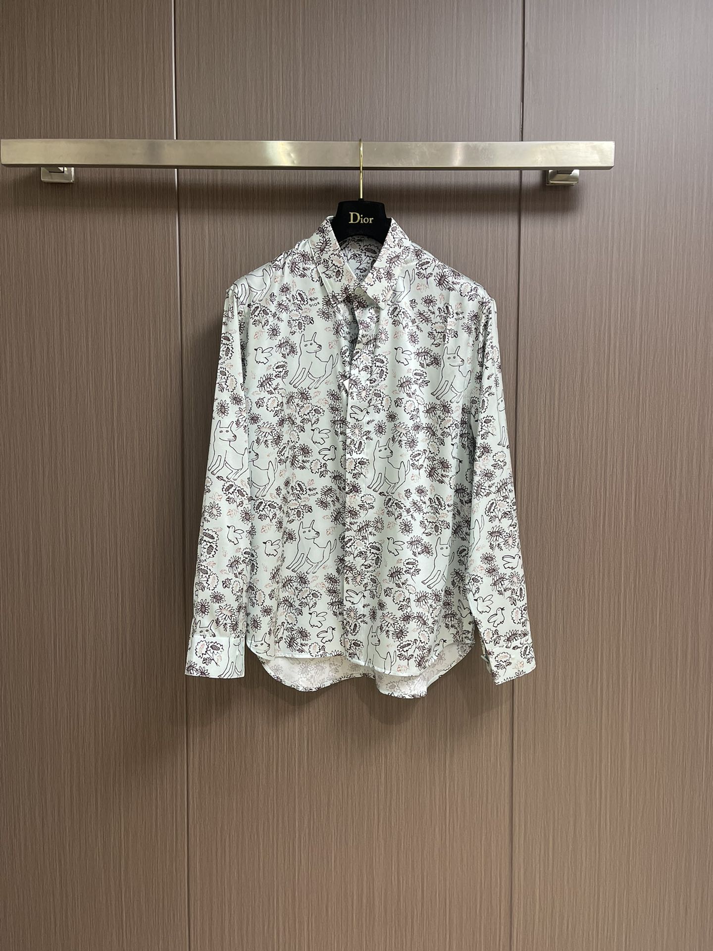 NO:131627,Dior and hylton nel long-sleeved shirt, green twill fabric, this shirt comes from the CD and hylton nel joint series, showing the interpretation of the artist's works. It is carefully crafted with green mulberry silk twill fabric, classic tailored, and paired with hidden buttons. The style is full of fashion and can be matched with other items in this limited series. Size 39-40-41-42,,dior,shirts,alexander wang19860909Dior and hylton nel长袖衬衫,绿色斜纹面料,这款衬衫来自cd and hylton nel联名系列,展现了对艺术家作品的诠释.采用绿色桑蚕丝斜纹面料精心制作,经典剪裁,搭配隐藏式纽扣开合.款式充满时尚气息,可搭配该限定系列的其他单品.尺码39-40-41-42,,dior,shirts,alexander wang,Men's clothing