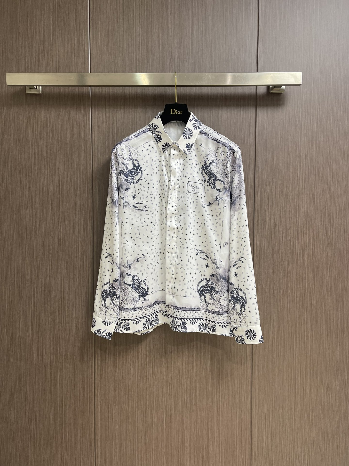 NO:131629,Dior 2025SS early spring new Yiyun blue and white long-sleeved shirt, this village shirt comes from the and hylton nel joint series, showing the interpretation of the artist's works. It is carefully crafted with white mulberry silk twill fabric, with an oversized version, and is paired with hidden buttons. The style is full of fashion and can be matched with the items of this limited series. Size 39-40-41-42,,dior,shirts,alexander wang19860909Dior 2025SS早春新款逸韵青花风长袖衬衫,这款村衫来自 and hylton nel 联名系列,展现了对艺术家作品的诠释.采用白色桑蚕丝斜纹面料精心制作,超大版型,搭配隐藏式纽扣开合.款式充满时尚气息,可搭配该限定系列的单品.尺码39-40-41-42,,dior,shirts,alexander wang,Men's clothing