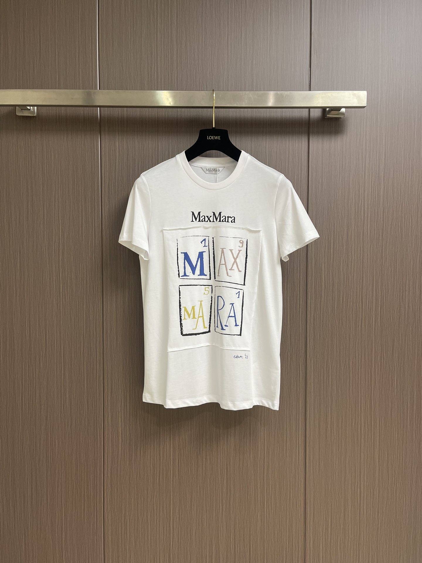 NO:131613,Maxmara SS Spring and Summer New Graffiti Printed Applique Embroidered Short-Sleeved T-shirt, made of cotton jersey fabric, with patch brand logo letter printing pattern on the front, ribbed neckline and hem. Size S-M-L, T-shirt,tees, t-shirt,alexander wang19860909maxmara ss春夏新款涂鸦印花贴布绣短袖t恤,采用棉质平纹针织面料,正面饰有贴布品牌标识字母印花图案,罗纹领口和下摆.尺码S-M-L,,T-shirt,tees，t-shirt,alexander wang,Men's clothing