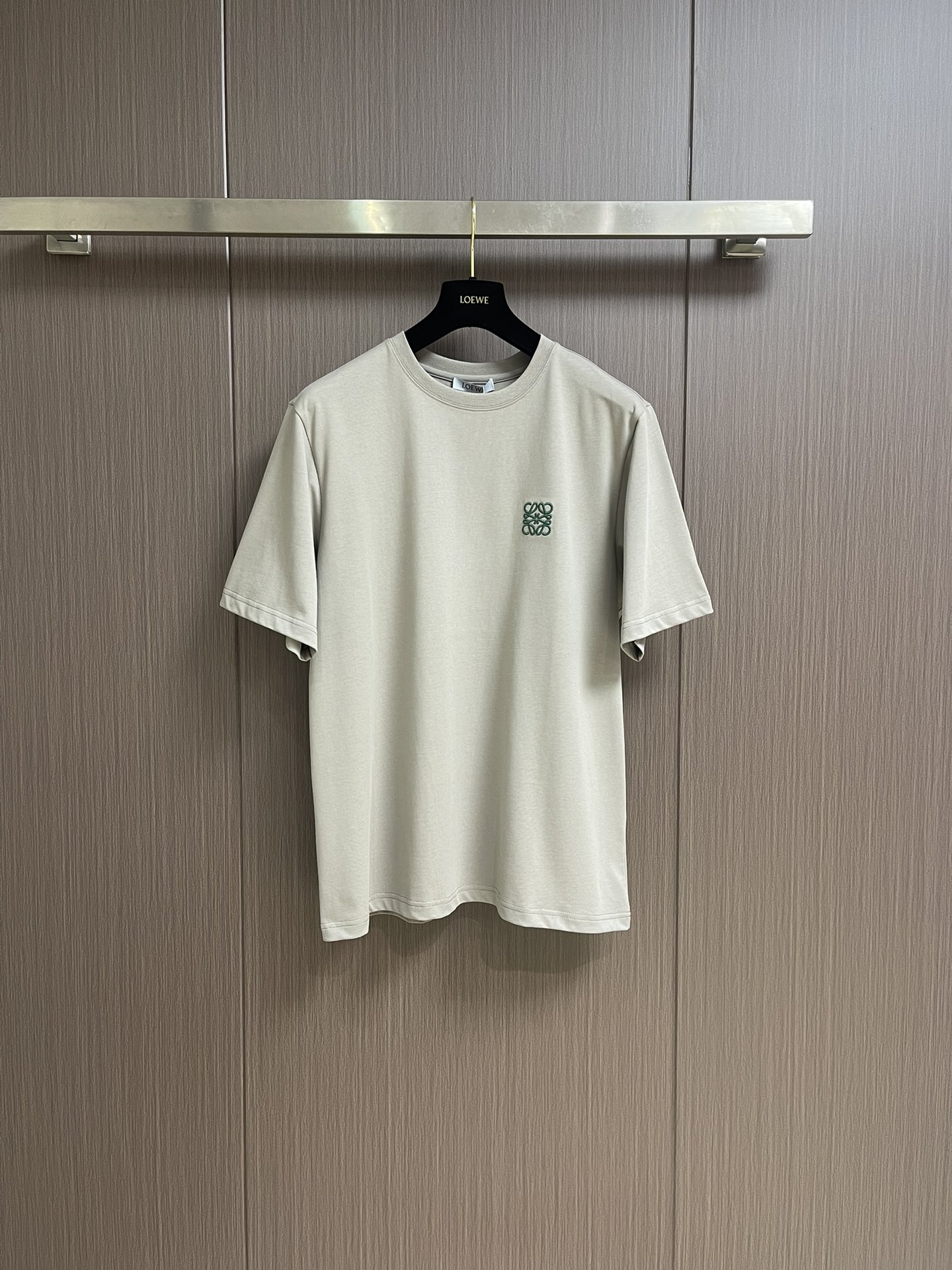 NO:131621,LOEWE  The 2025ss ss picture letters for men and women are a classic item that is indispensable in the summer wardrobe. This short-sleeved shirt is made of high-quality fabric, soft and breathable, and can bring you a comfortable wearing experience whether it is hot summer or slightly cool evening. Its design is simple but not without fashion sense. The exquisite graphic letters on the chest are embellished, which not only shows personality, but also low-key and restrained. The tailoring of the men and women makes this short-sleeved shirt a couple outfit and bestie outfit  Excellent choice. Whether it is matching or not, you can easily control it and show different styles and charm. In addition, this short-sleeved sleeve has a variety of colors to meet the needs and preferences of different groups of people for color. Whether it is daily travel, date or shopping, this short-sleeved sleeve for men and women can become your fashion plus point. Size XS-L, loewe, T-shirt, tees, t-shirt, alexander  wang19860909LOEWE 2025ss图画字母男女同款短袖T恤,是夏日衣橱里不可或缺的经典单品.这款短袖采用优质面料,柔软透气,无论是炎炎夏日还是微凉傍晚,都能为你带来舒适的穿着体验.其设计简约而不失时尚感,胸前以精致的图画字母作为点缀,既展现了个性,又不失低调与内敛.男女同款的剪裁,让这款短袖成为情侣装、闺蜜装的绝佳选择.无论是搭配、还是,都能轻松驾驭,展现不同的风格魅力.此外,这款短袖的颜色多样,满足不同人群对色彩的需求和偏好.无论是日常出行、约会还是逛街,这款图画字母男女同款短袖都能成为你的时尚加分项.尺码XS-L,,loewe,T-shirt,tees，t-shirt,alexander wang,Men's clothing