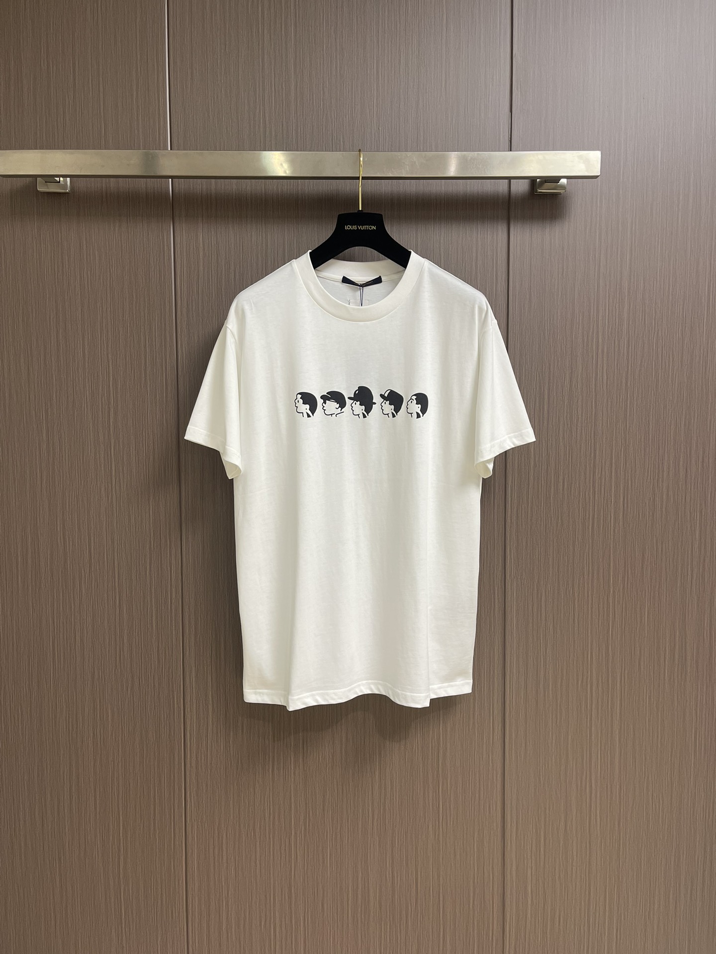 NO:131623,LV 2025SS small head printed short-sleeved T-shirt is carefully woven from pure natural cotton. The surface of the fabric has a delicate texture, which is simple and warm. The moment the skin touches it, it is like the spring breeze gently blowing, dry and comfortable, without any stickiness. The overall line is straight and delicate, the fabric is comfortable and soft, and the color is consistent and there is no color difference. It can be matched with the same style to create a fashionable look, control various occasions, customize auxiliary materials, complete three standards, the same style for men and women!  Size S-XL, louis vuitton, T-shirt,tees, t-shirt,alexander wang19860909LV 2025SS小人头印花短袖T恤,以纯天然棉花精心纺织而成.面料表面有着细腻的纹理,质朴且温暖.肌肤触碰到它的瞬间,恰似春日微风轻柔拂过,干爽舒适,毫无黏腻之感.整体走线平直细腻,面料舒适柔软,颜色一致无色差 能与同款搭配营造时尚造型,驾驭各种场合,定制辅料,三标齐全,男女同款！尺码S-XL,,louis vuitton,T-shirt,tees，t-shirt,alexander wang,Men's clothing