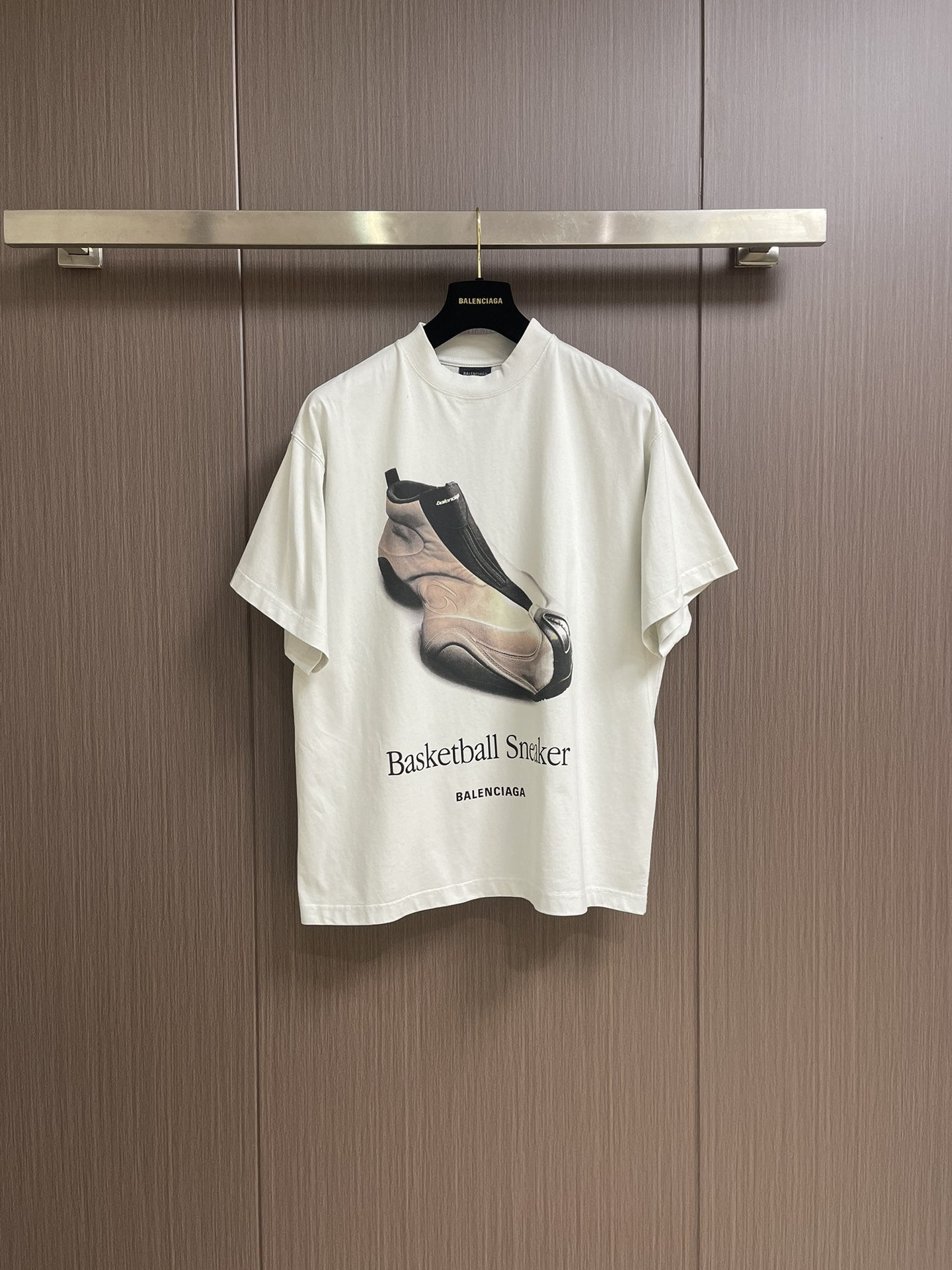 NO:131615,Balenciaga SS early spring new sneakers short-sleeved T-shirt, using 21 combed serole spinning, fixed-woven and thickened single-sided cloth, dust-free and wool-fried wool-fed wool-fed wool-fed wool-fed wool-fed wool-fed wool-fed wool-fed wool-fed gigabytes, weight 230 grams after washing. The front and rear printing process adopts the elliptical direct injection process. The laundry washing water ensures no deformation and shrinkage. Size 0-1-2-3,,balenciaga, T-shirt,tees, t-shirt,alexander wang19860909balenciaga SS早春新款球鞋短袖T恤,采用21支精梳赛络纺纱,对板定织加密加厚单面布,无尘烧毛加食毛工艺,洗后无毛绒.洗后克重230克.前后印花工艺采用椭圆机直喷工艺.成衣洗水,保证不变形缩水.尺码0-1-2-3,,balenciaga,T-shirt,tees，t-shirt,alexander wang,Men's clothing