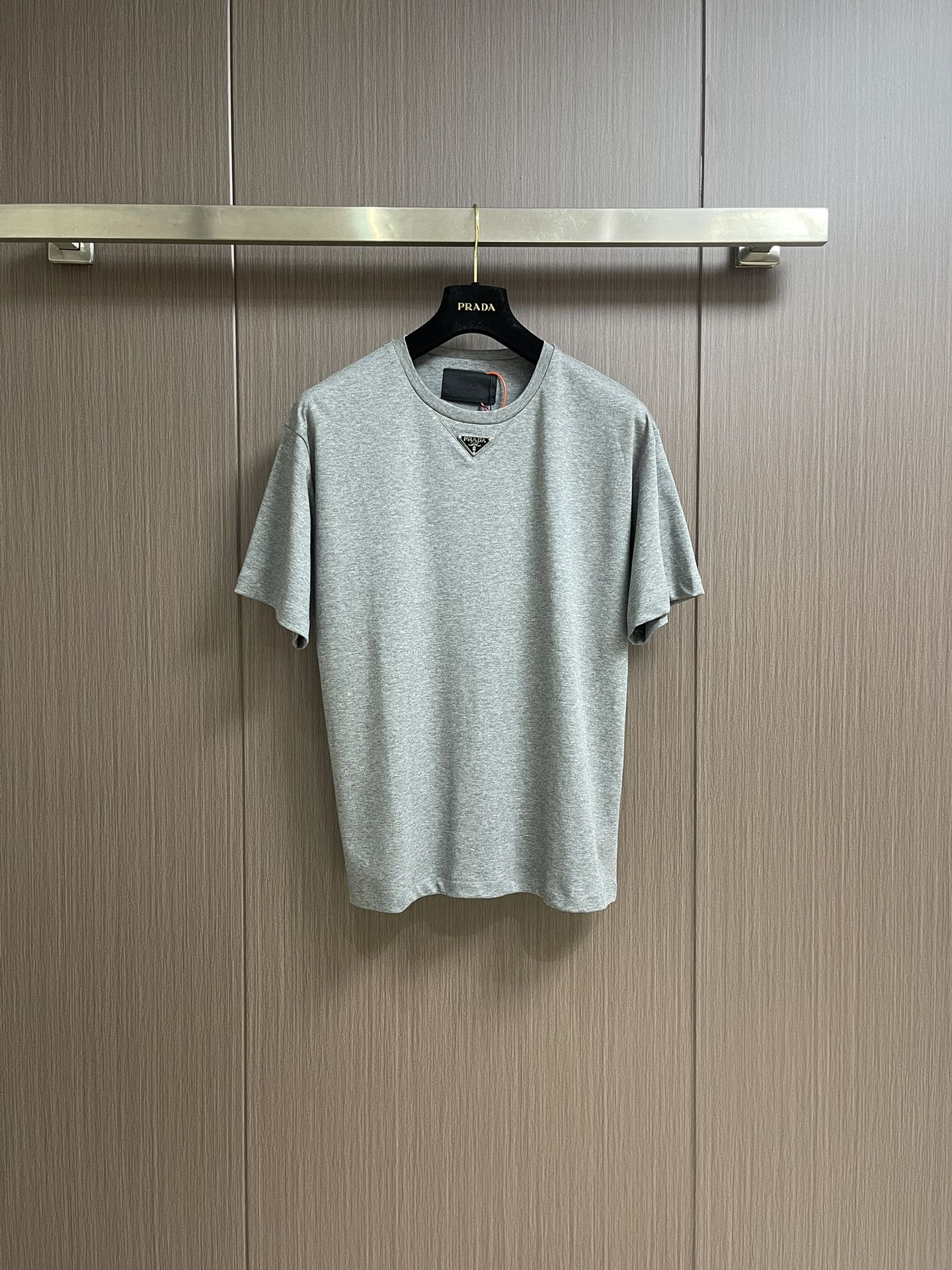 NO:131586,Prada chest triangle short-sleeved T-shirt, custom mercerated hydroxide liquid ammonia double-sided satin, breathable and refreshing, comfortable skin, the iconic Prada triangle mark embellishes the chest, highlighting the brand charm, and the collar triangle splicing is uniquely spliced ​​with a sense of layering. The minimalist design shocks your vision and shows luxury with a low-key attitude. Size S-XL,,prada,T-shirt,tees,t-shirt,silk fabric,alexander wang19860909prada 胸前三角标短袖T恤,定制丝光氢氧液氨双面绸缎 透气清爽 舒适贴肤 标志性prada三角标点缀胸前 彰显品牌魅力 加以领口三角区拼接独特设计 层次感拉满 以极简设计 震撼你的视觉 以低调的姿态彰显奢华.尺码S-XL,,prada,T-shirt,tees，t-shirt,silk fabric,alexander wang,Men's clothing