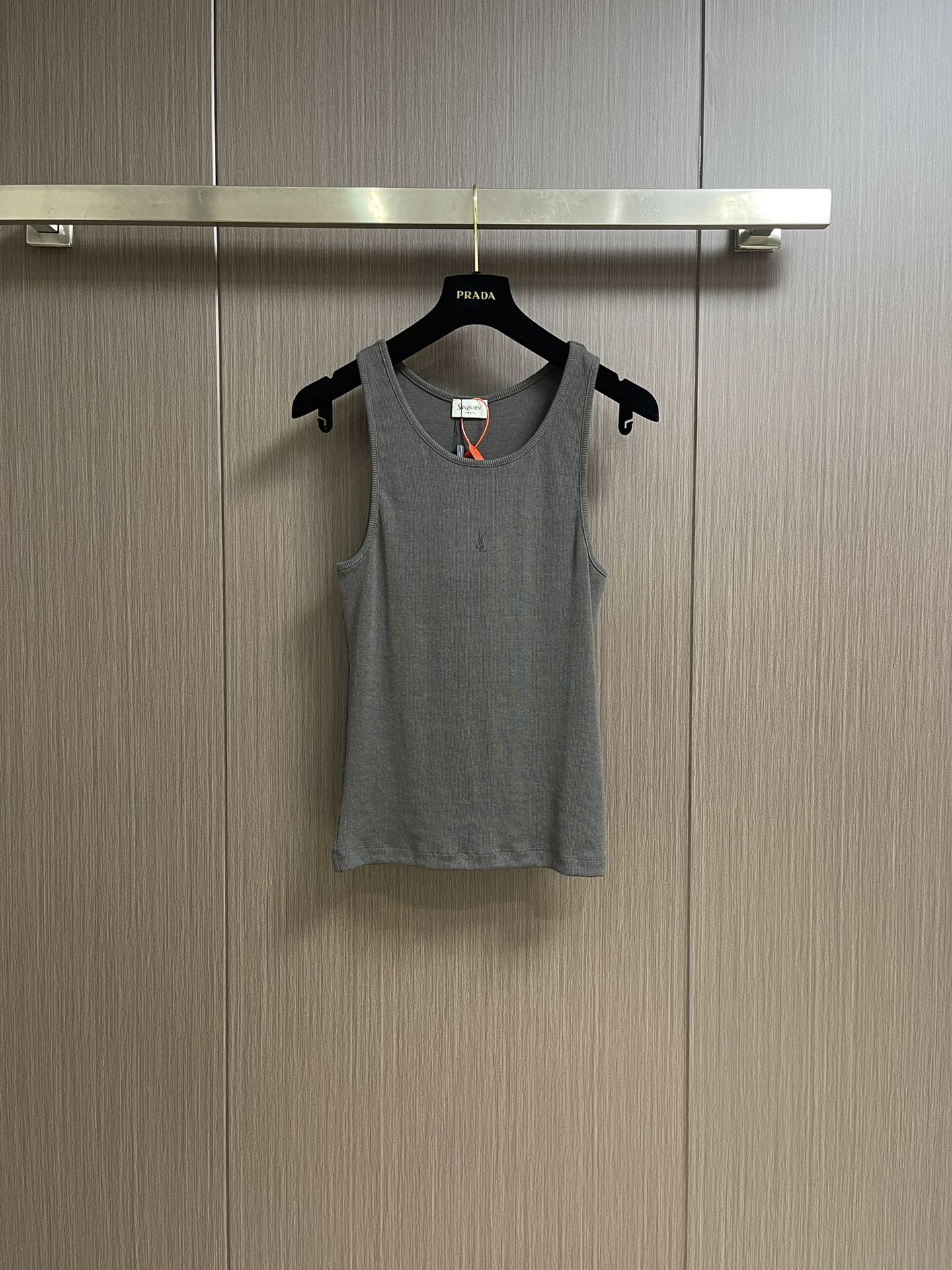 NO:131606,Saintlaurent YSL Saint Laurent logo embroidery vest, custom dream weaving elegant ribbed cotton, the iconic YSL logo embroidery is vividly displayed on the clothes, demonstrating unique identity and charm. The imported machine embroidery technology is used, and the advanced computer control system and precise mechanical components are used to realize the YSL logo embroidery operation. Size S-XL, saint laurent, saint laurent, saint laurent, alexander wang19860909saintlaurent YSL 圣罗兰标识刺绣背心,定制织梦雅韵罗纹棉,标志性地ysl标识刺绣跃然衣上,彰显独特身份与魅力.采用进口机刺绣工艺,使用先进的计算机控制系统和精密的机械部件,实现ysl标识刺绣作业.尺码S-XL,,saint laurent,saint laurent,saint laurent,alexander wang,Men's clothing