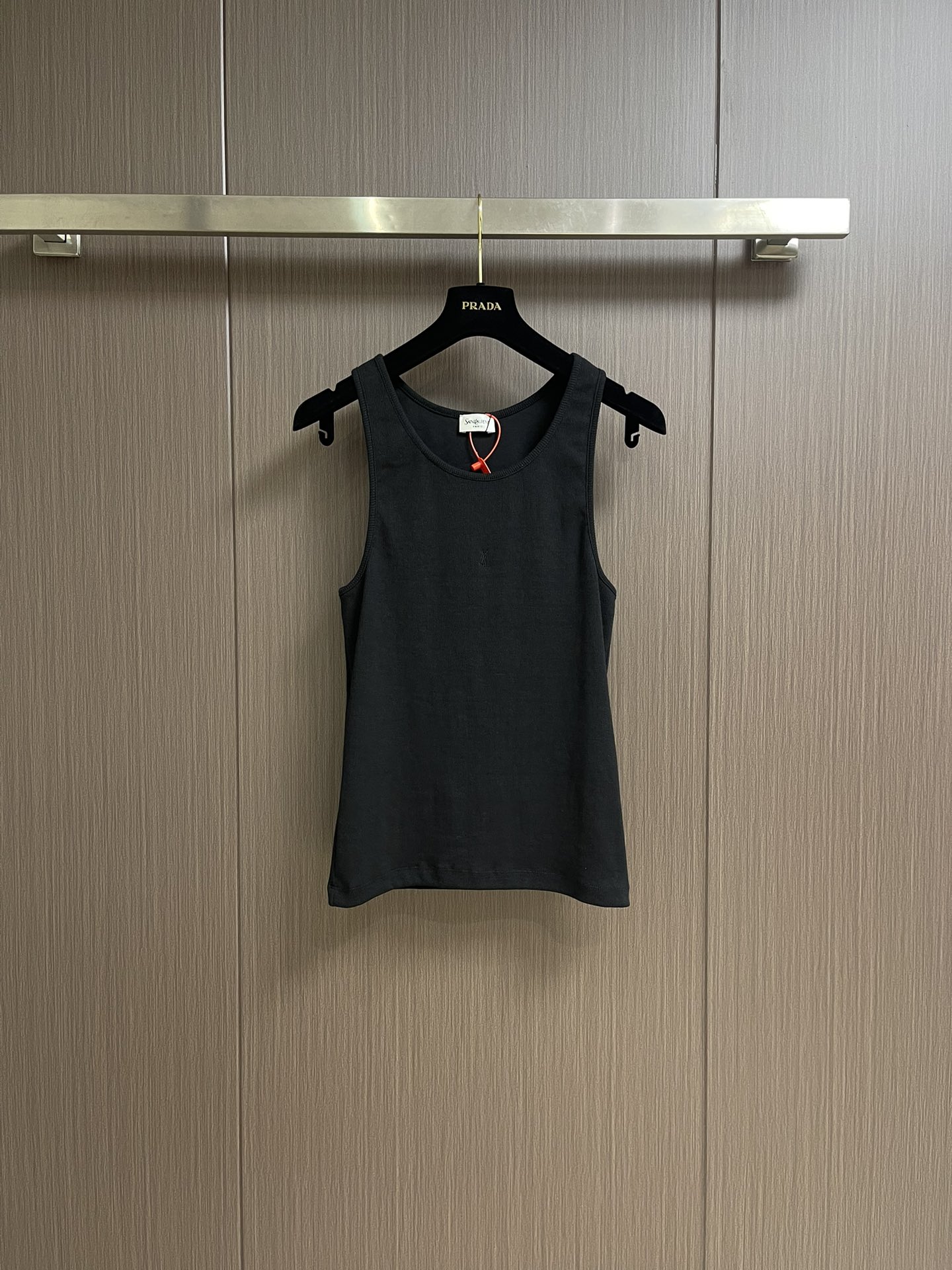 NO:131607,Saintlaurent YSL Saint Laurent logo embroidery vest, custom dream weaving elegant ribbed cotton, the iconic YSL logo embroidery is vividly displayed on the clothes, demonstrating unique identity and charm. The imported machine embroidery technology is used, and the advanced computer control system and precise mechanical components are used to realize the YSL logo embroidery operation. Size S-XL,, saint laurent, saint laurent, saint laurent, alexander wang19860909saintlaurent YSL 圣罗兰标识刺绣背心,定制织梦雅韵罗纹棉,标志性地ysl标识刺绣跃然衣上,彰显独特身份与魅力.采用进口机刺绣工艺,使用先进的计算机控制系统和精密的机械部件,实现ysl标识刺绣作业 尺码S-XL,,saint laurent,saint laurent,saint laurent,alexander wang,Men's clothing