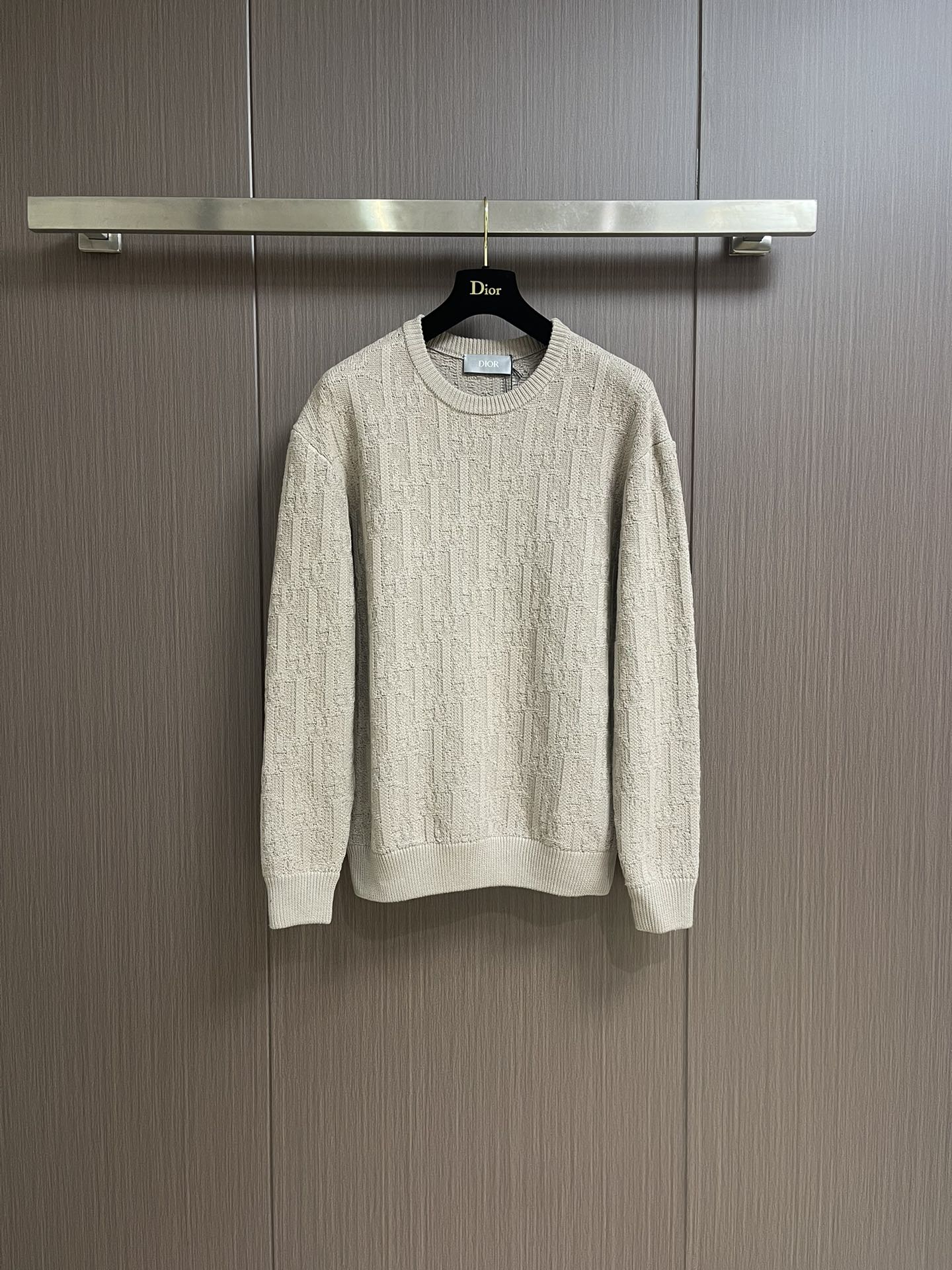 NO:131626,Dior 2025ss new jacquard sweater knitted, highlighting the classic oblique print of Dior. It is carefully crafted from khaki cotton-blend jacquard fabric, with an oversized fit, with ribbed details on the neckline, cuffs and bottom edges. The whole body is decorated with a tone printed pattern, exquisite details to enhance the style. Size S-XL, dior, sweaters, alexander wang19860909Dior 2025ss新款提花毛衣针织衫,突显 dior 经典的 oblique 印花.采用卡其棉质混纺提花面料精心制作,超大版型,领口、袖口和底边搭配罗纹细节.通体饰以同色调印花图案,精巧细节提升造型格调.尺码S-XL,,dior,sweaters,alexander wang,Men's clothing