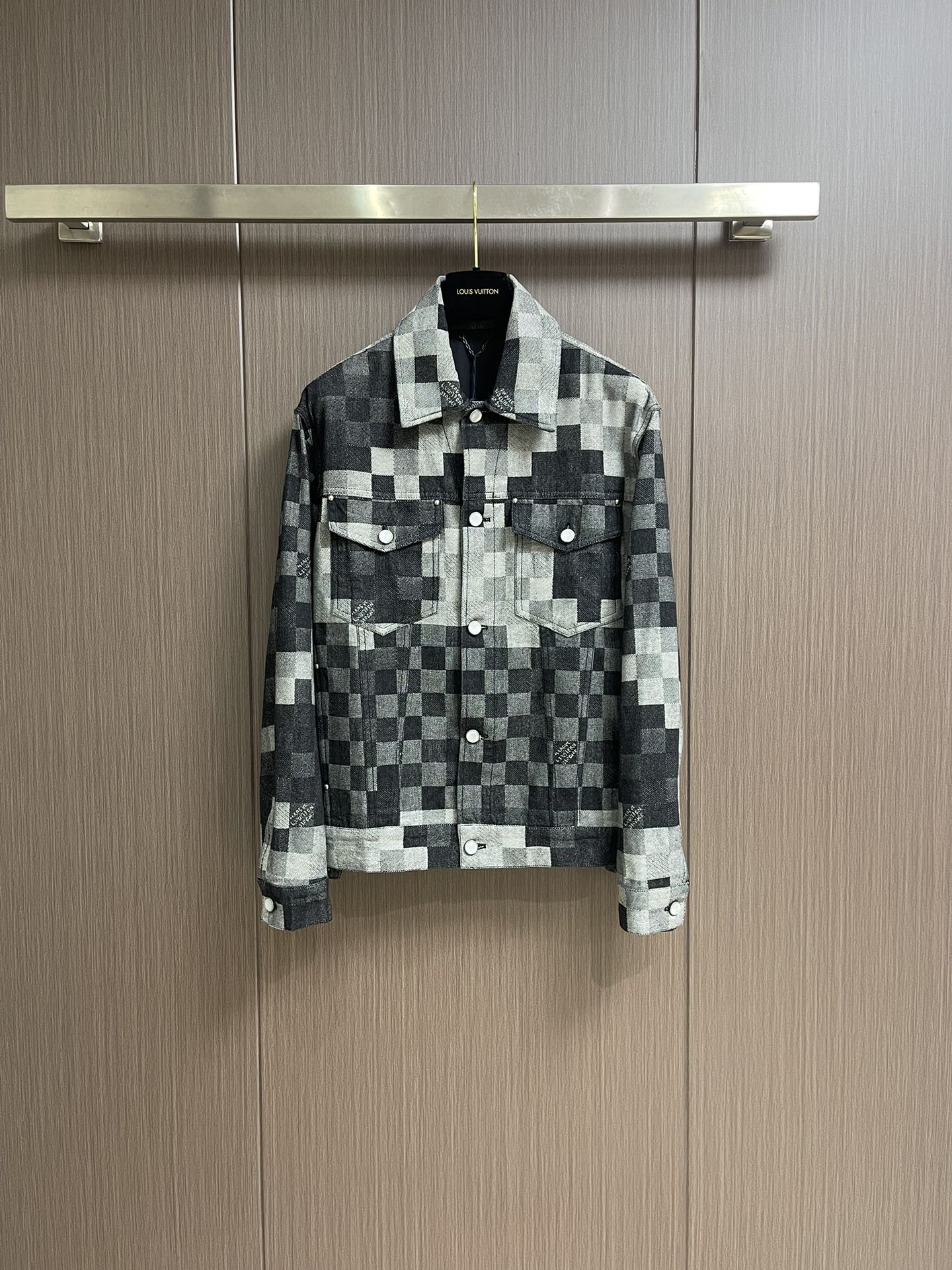 NO:131620,Jeans LV Ss New denim jacket Jeans suit, depicting the classic damoflage pattern of spring and summer show with jacquard technology, and incorporates the marque I. vuitton deposee logo into it. The brilliant buttons close the front closure, revealing elegant style in leisure, and can create a highlight style with the same denim style. The same style as men and women. Jeans 46-52 S-XL Jeans 29-30-31-32 S-XL counter is large, louis vuitton, jeans, jackets & coats, alexander wang19860909牛仔衣 牛仔裤 LV ss新款牛仔外套牛仔裤套装,以提花工艺描绘 春夏秀场的经典 damoflage图案,并将marque I. vuitton deposee标识融入其间.灿若的纽扣收束前襟,于闲适之中流露典雅格调,可与同款牛仔共筑瞩目造型.男女同款. 牛仔衣46-52 S-XL 牛仔裤29-30-31-32 S-XL 专柜码数偏大,,louis vuitton,jeans,jackets & coats,alexander wang,Men's clothing