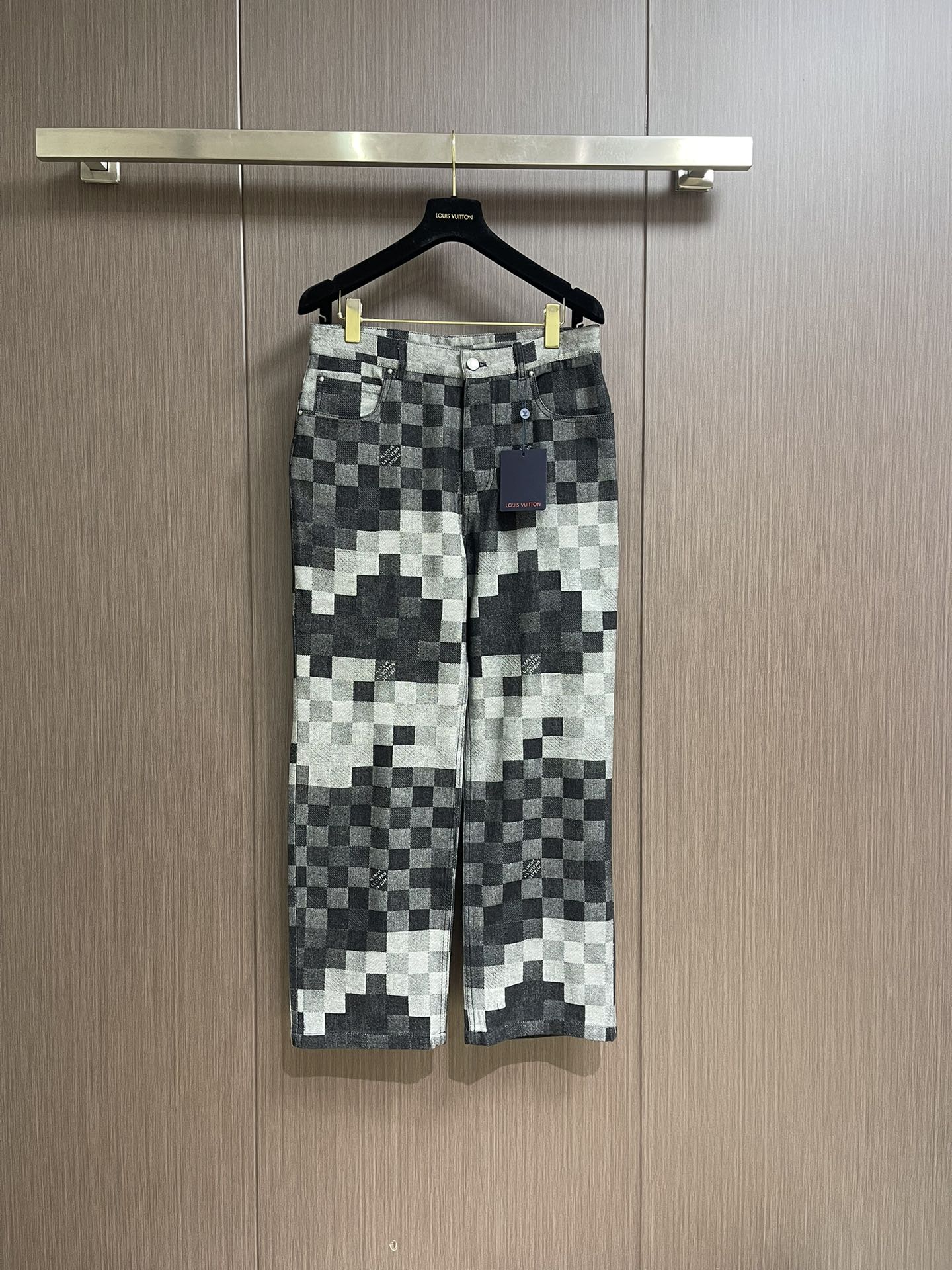 NO:131618,Jeans LV Ss New denim jacket jeans suit, depicting the classic damoflage pattern of spring and summer show with jacquard technology, and incorporates the marque I. vuitton deposee logo into it. The brilliant buttons close the front closure, revealing elegant style in leisure, and can create a highlight style with the same denim style. The same style for men and women. Jeans 46-52 S-XL Jeans 29-30-31-32 S-XL counter is large, louis vuitton, jeans, jackets & coats, alexander wang19860909牛仔衣 牛仔裤 LV ss新款牛仔外套牛仔裤套装,以提花工艺描绘 春夏秀场的经典 damoflage图案,并将marque I. vuitton deposee标识融入其间.灿若的纽扣收束前襟,于闲适之中流露典雅格调,可与同款牛仔共筑瞩目造型.男女同款.牛仔衣46-52 S-XL 牛仔裤29-30-31-32 S-XL 专柜码数偏大,,louis vuitton,jeans,jackets & coats,alexander wang,Men's clothing