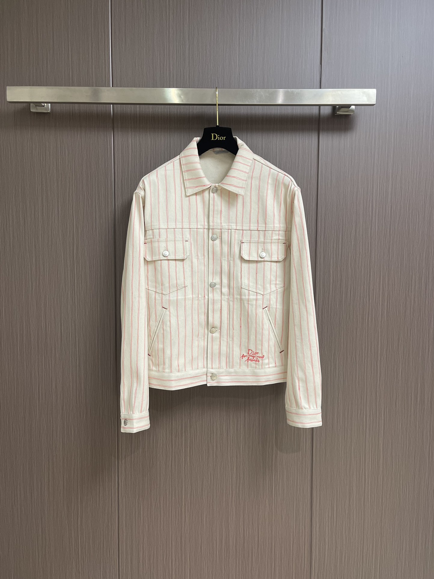 NO:131622,Tops, pants, Dior 2025ss new denim jacket jeans suit, combining modern style and traditional beauty. It is carefully crafted from white cotton poplin, decorated with pink striped patterns, displaying the dior for my real friends logo from the dior and hylton nel joint series. The chest is decorated with patch pockets and hidden buttons to make the design more refined. It can be worn with daily clothing. Size 46-52 S-XL,,dior,jeans,jackets & coats,alexander wang19860909上衣 裤子 Dior 2025ss新款牛仔外套牛仔裤套装,兼具摩登风范与传统美感.采用白色棉府绸精心制作,饰以粉色条纹图案,展示来自 dior and hylton nel 联名系列的 dior for my real friends 标志.胸前饰以贴袋,搭配隐藏式纽扣开合,令设计更显精致.可搭配日常服饰穿着.尺码46-52 S-XL,,dior,jeans,jackets & coats,alexander wang,Men's clothing