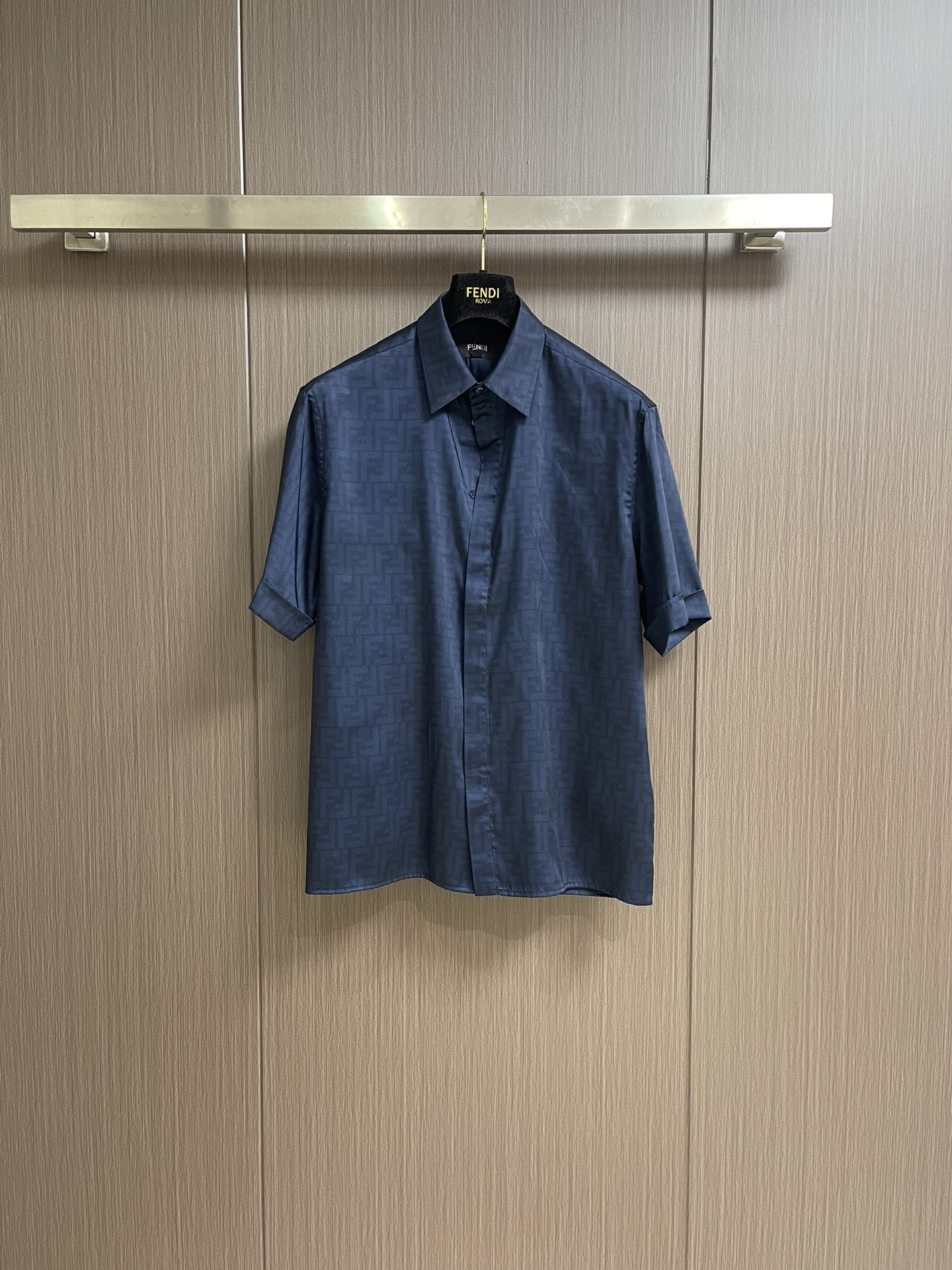 NO:131631,Top shorts fendi full-frame ff jacquard short sleeve shirt short short set, custom-made lysel fabric, decorated with ff letters, intertwined with shorts in a maze-like design, forming a flowing visual effect. Double f letter jacquard, by changing the interweaving method of yarn during weaving, forming a double f letter pattern, and reducing color light through multiple fixed weaving and dyeing, ensuring the accuracy of the pattern (a cylinder of fabric is yarded and expensive) infrared positioning cutting bed, precise positioning of the material is achieved through infrared transmitters and infrared receivers, and the accuracy can reach the micron level, thus meeting the effect of high-precision cutting of ff alignment. Top 38-39-40-41 S-XL Shorts 46-52 S-XL,,fendi,shorts,T-shirt,alexander wang19860909上衣 短裤 fendi 全幅ff提花短袖衬衣短裤套装,定制莱赛尔天丝面料,饰以ff字母点缀全幅,以迷宫般的设计交织于短裤,形成流动的视觉效果.双f字母提花,通过在织布过程中改变纱线的交织方式,形成双f字母图案,通过多次定织定染还原色光,确保图案的精确度（一缸面料米起订 价格昂贵）红外线定位裁床,通过红外发射器和红外接收器来实现对材料的精准定位,精度可达到微米级别,从而满足ff对位高精度裁剪的效果.上衣码数38-39-40-41 S-XL 短裤码数46-52 S-XL,,fendi,shorts,T-shirt,alexander wang,Men's clothing