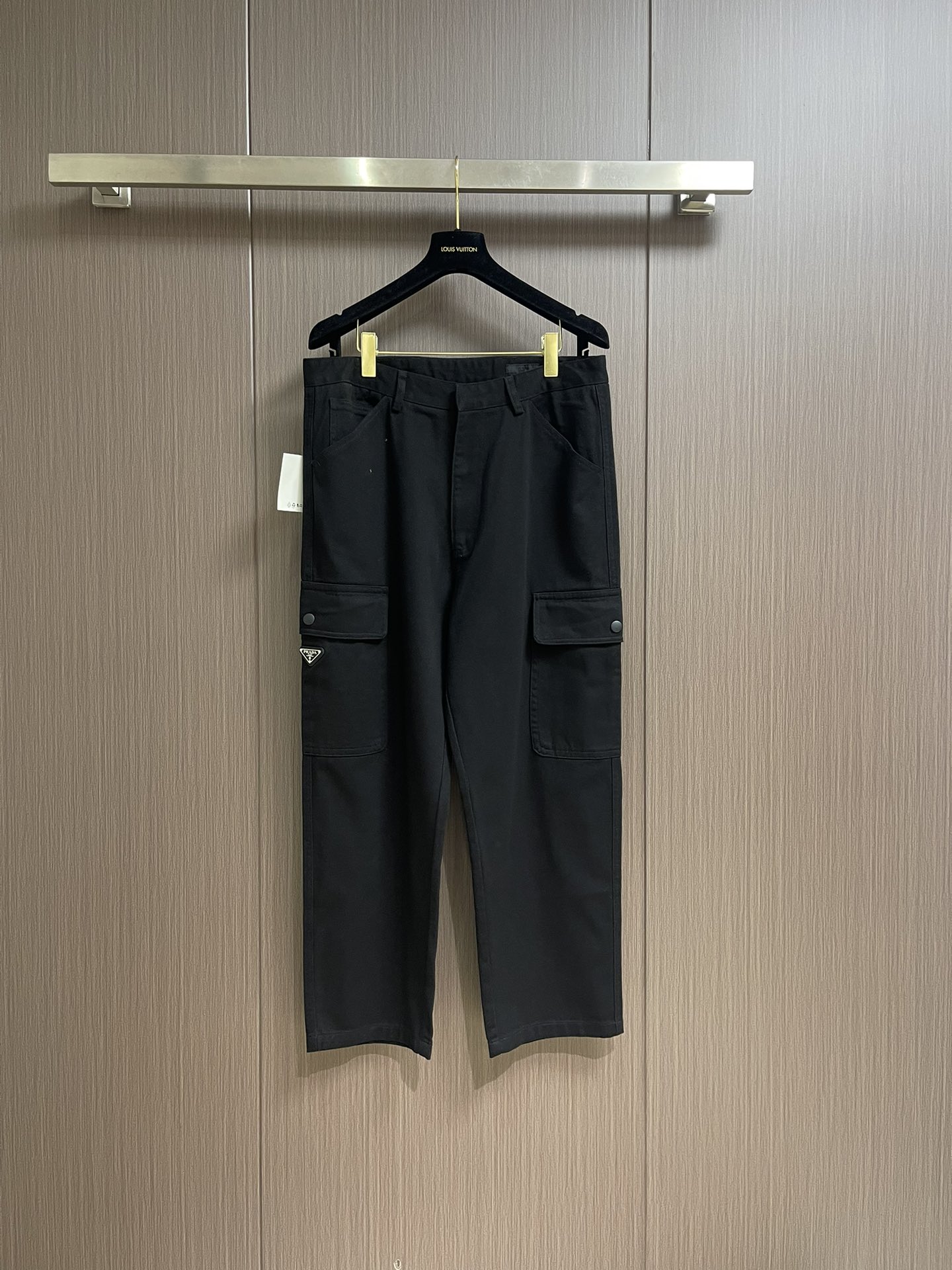 NO:131589,Prada pocket triangle trousers, customized natural tinted velvet cotton material, the side patch bag design is unique, decorated with an enamel triangle metal logo, which increases brand recognition. The infrared position of the 