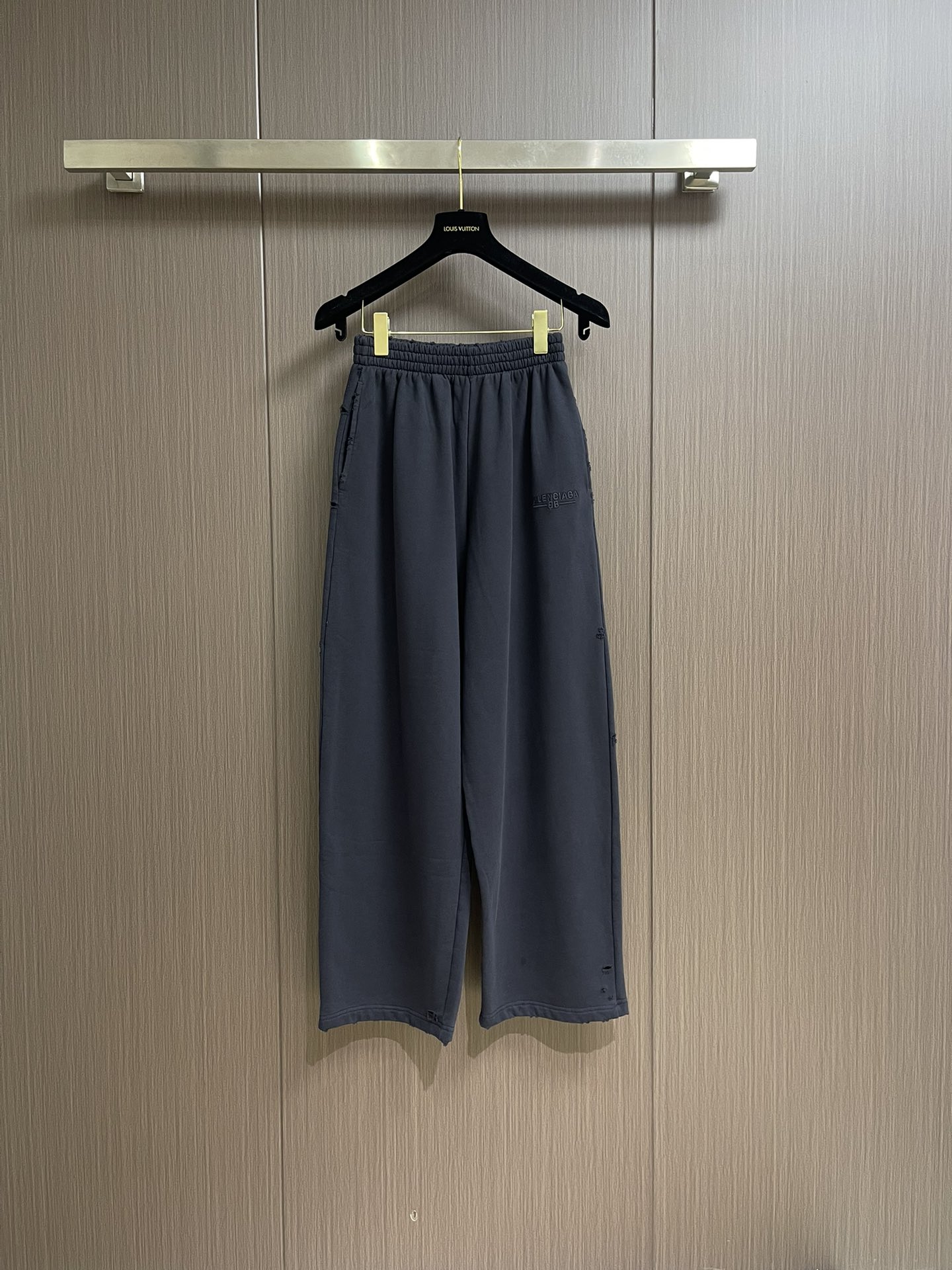 NO:131608,Balenciaga 2025ss water-washed gray embroidered trousers, the difficulty of the overall pants is that the craftsmanship of 520g heavy fabric is washed 520g heavy fabric, the color of the laundry washing water is to achieve the same old effect. Moreover, there will be no fabric problems such as shrinkage after pre-shrinkage of the laundry washing water. The embroidery also uses the high-density weaving method of imported Ballingda to make the overall effect more full and three-dimensional, and it will still be full and not exploded after washing. All damage hand grinding wheel positioning fixed point damage and wear treatment makes the overall similarity more perfect. Size XXS-XS-S-M,,balenciaga,alexander wang19860909Balenciaga 2025ss水洗灰刺绣卫裤,整体裤子的工艺难点就在水洗520g重磅面料成衣洗水炒色做出原样一致的做旧效果 并且成衣洗水预缩做完后不会再有缩水等面料问题 刺绣也采用进口百灵达的高密织法 让整体效果更加饱满立体并且水洗后依旧爆满不爆线 所有破坏手工砂轮机定位定点破坏磨破处理 让整体相似度更完美.尺码XXS-XS-S-M,,balenciaga,alexander wang,Men's clothing