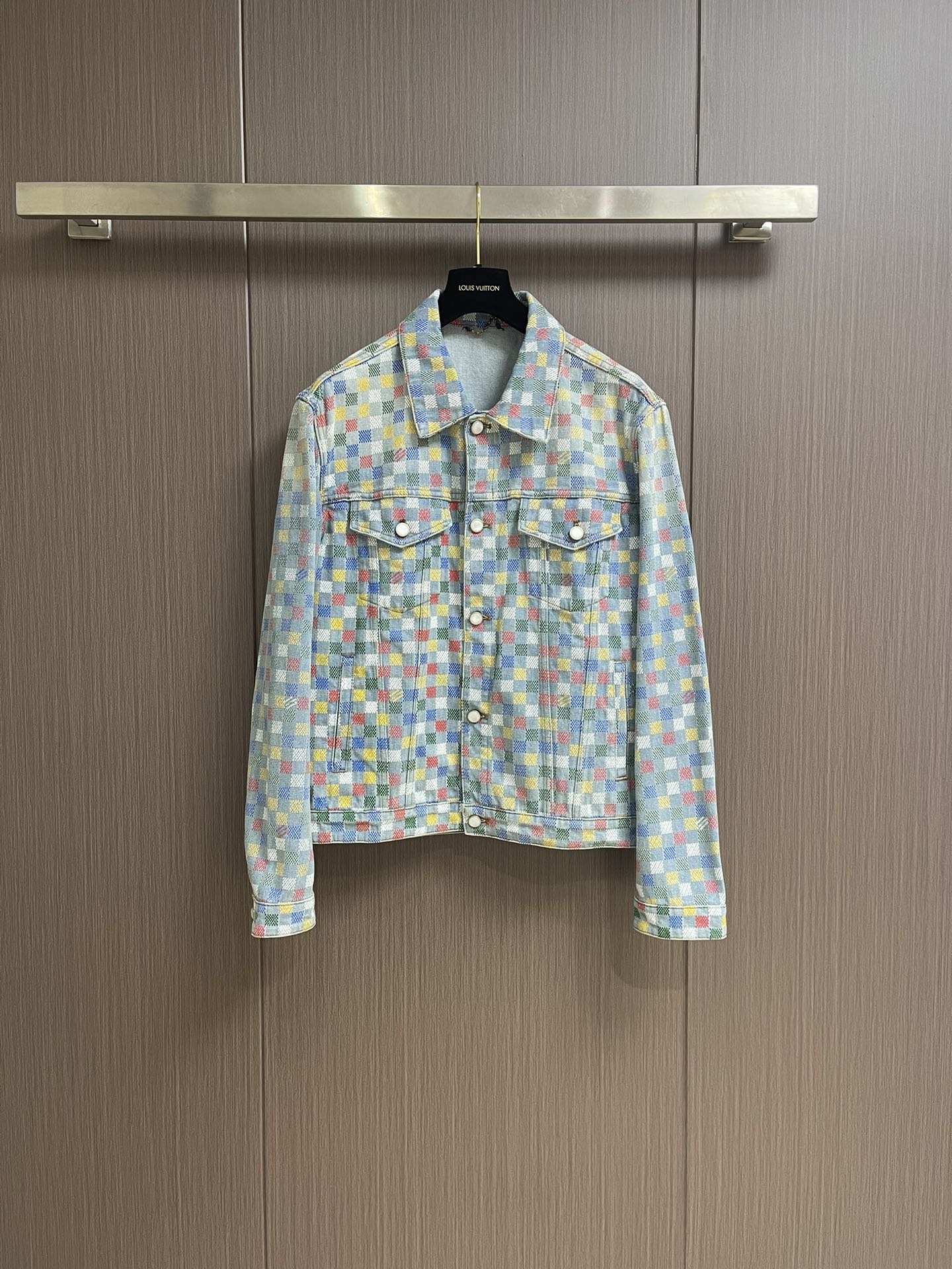 NO:131609,LV colored plaid denim jacket draws inspiration from the spring and summer show set, depicts the new season of vers der primary color prints for washing tannin, and integrates the marque uitton desee logo into it, paying homage to the flags of various countries in the UNESCO roof garden. The der suede label is placed on the back waist, and pearlescent rivets add a touch of exquisiteness. The overall line is straight and delicate, the fabric is comfortable and soft, and the color is consistent and there is no color difference. It can be matched with the same style to create a fashionable look, control various occasions, customize auxiliary materials, complete three standards, the same style for men and women!  Size 46-52, louis vuitton, versace, jackets & coats, alexander wang19860909LV 彩色格子牛仔外套,向春夏秀场布景汲取灵感,为水洗丹宁布描绘新季 vers der 原色印花,并将 marque uitton desee 标识融入其间,致意联合国教科文组织屋顶花园的各国旗帜.der 正绒面革标签栖身后腰,珠光铆钉再添考究一笔.整体走线平直细腻,面料舒适柔软,颜色一致无色差 能与同款搭配营造时尚造型,驾驭各种场合,定制辅料,三标齐全,男女同款！尺码46-52,,louis vuitton,versace,jackets & coats,alexander wang,Men's clothing