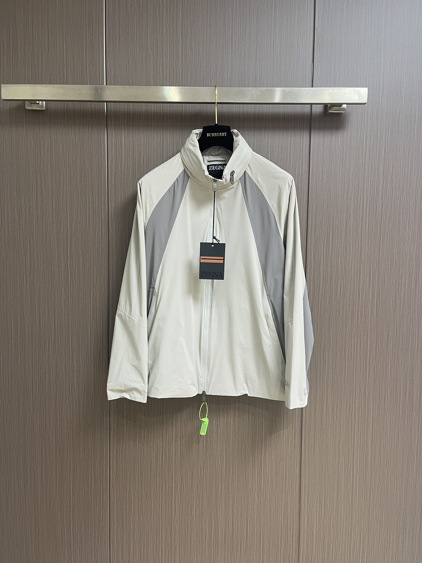 NO:131616,zegna new spliced ​​hooded jacket imported fabric super soft and delicate touch, skin-friendly and comfortable to wear, high-end boutique, fine OEM factory made the top body very good, men's must-have items, complete three standards. Size 48-56, zegna, jackets & coats,hats,alexander wang19860909zegna 杰尼亚新款拼接连帽外套 进口面料 手感超柔软细腻 穿着亲肤舒适 高端精品 代工厂精细做上身非常赞 男士必备单品 三标齐全.尺码48-56,,zegna,jackets & coats,hats,alexander wang,Men's clothing