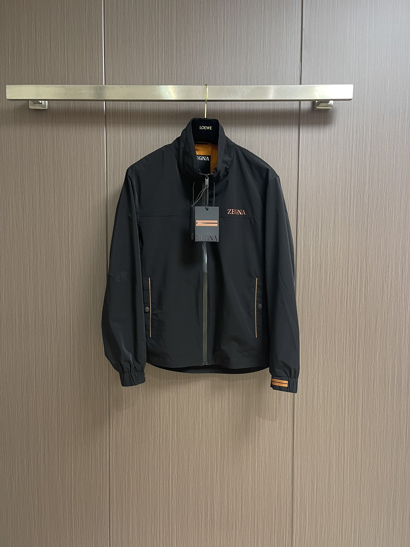 NO:137698,zegna 2025fw early spring new men's stand-up collar jacket, casual and daily wear items!  The upper body is decorated with body shape and customized fabrics perfectly combine fashion aesthetics with the new urban business and leisure concept. The overall outline tends to be simple and has a very personalized and elegant detail treatment, enriching the overall vision. The wardrobe has excellent high attendance rate for business and leisure!  It is hard to find!  Size 48-56, Jackets & coats,alexander wang19860909zegna 2025fw 早春新款男士立领外套,休闲日常穿搭单品！上身修饰身形、定制面料将时装美学和新都市商务休闲概念完美融合,整体轮廓趋于简约风格,颇为个性且雅痞的细节处理,丰富了整体视觉.衣橱商务休闲绝佳的高出勤率！可遇而不可求！尺码48-56,,jackets & coats,alexander wang,Men's clothing