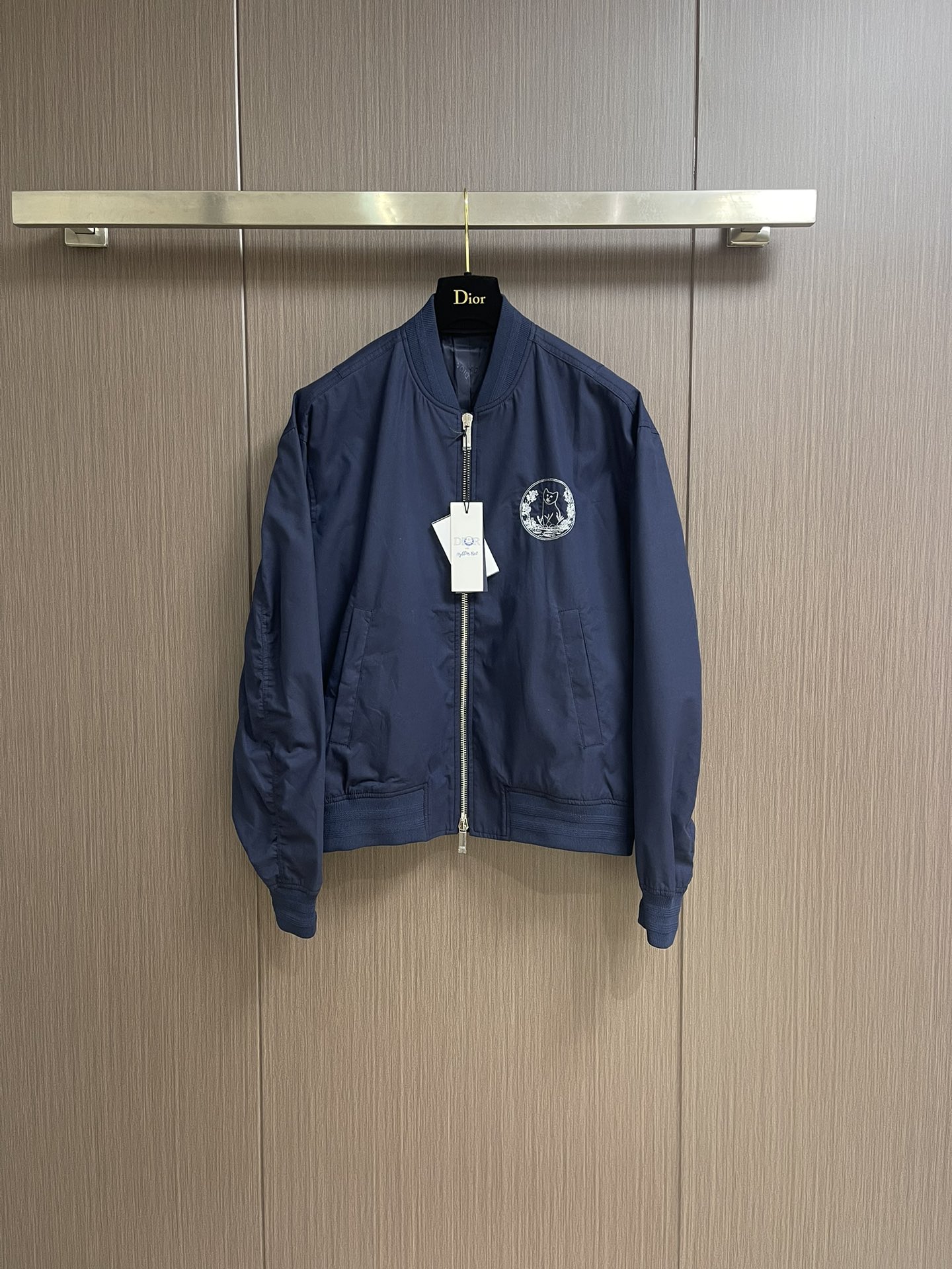 NO:131610,Dior 2025ss new pilot jacket, from the dior and hylton nel joint series dior for my real friends logo. It is carefully crafted from navy blue cotton blend fabric, with a comfortable fit with ribbed trim and edging pockets, and the front and back are embroidered with logo embroidery from the joint series. It can be worn with various daily outfits. Size 46-52 S-XL,,dior,jackets & coats,alexander wang19860909Dior 2025ss新款飞行员夹克,来自 dior and hylton nel 联名系列的 dior for my real friends 标志.采用海军蓝色棉质混纺面料精心制作,舒适版型搭配罗纹饰边和贴边口袋,正面和背面饰以联名系列的标志刺绣.可搭配各式日常装扮穿着.尺码46-52 S-XL,,dior,jackets & coats,alexander wang,Men's clothing