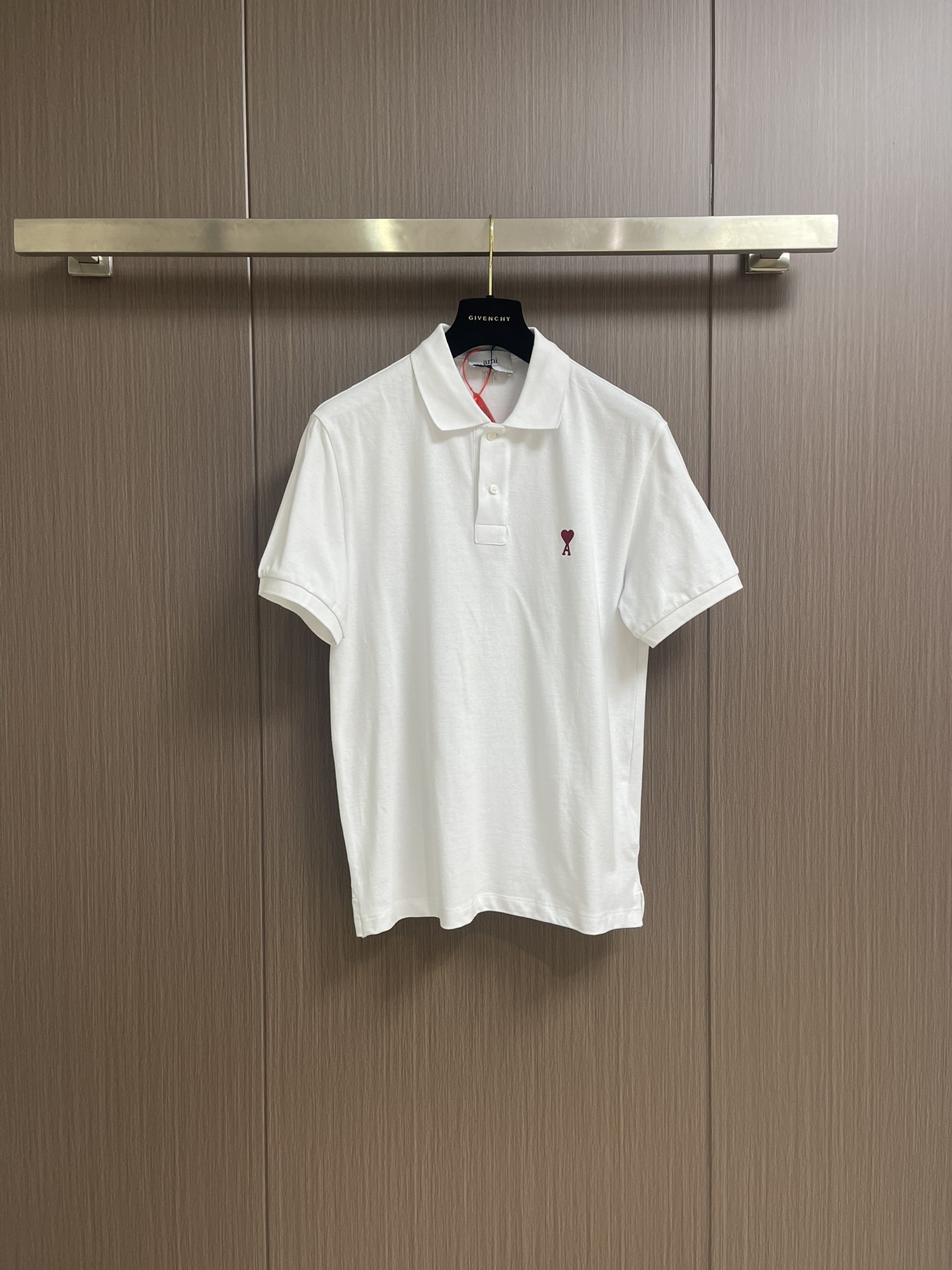 NO:131580,ami paris love embroidery polo shirt, custom dream weaving honeycomb cotton, a bright red love on the chest is dotted like a work of art, complementing the rear ami embroidery to enhance brand recognition. The imported machine embroidery technology is used, and advanced computer control systems and precise mechanical components are used to realize the ami love embroidery operation. Size S-XL, alexander wang19860909ami paris 爱心刺绣polo衫,定制织梦蜂巢棉,胸前一抹鲜红爱心跃然其上 如同艺术品般点缀其间,与后部ami 刺绣相得益彰增添品牌辨识度.采用进口机刺绣工艺,使用先进的计算机控制系统和精密的机械部件,实现ami爱心刺绣作业 尺码S-XL,,alexander wang,Men's clothing