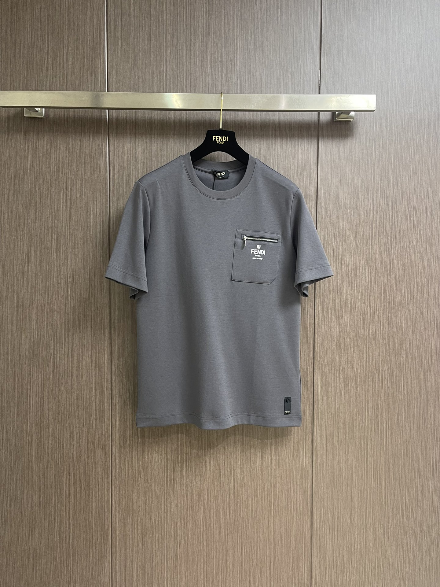 NO:131612,Fendi 2025ss new pocket short-sleeved round neck loose T-shirt, customer-supplied pure cotton material. Zippered pockets on the chest are decorated with contrasting color fend roma logo print. Size S-XL, fendi, T-shirt, tees, t-shirt, alexander wang19860909fendi 2025ss新款口袋短袖圆领宽松t恤,客供纯棉材质.胸前设有拉链口袋 饰有撞色fend roma标志印花.尺码S-XL,,fendi,T-shirt,tees，t-shirt,alexander wang,Men's clothing