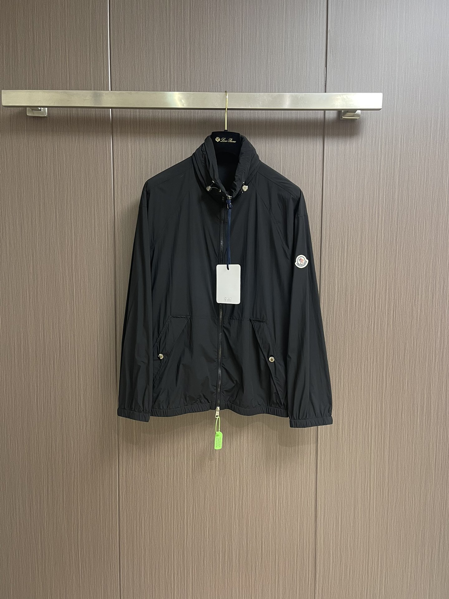 NO:137692,Moncler 2025ss Spring new product casual hooded jacket jacket, imported original technology fabric, comfortable and breathable upper body, exquisite handmade craft logo on the chest, unique design and fashionable style, highlighting the personality of young people, original hardware and accessories, extremely high-end, and handsome upper body!  Size 48-56, christian louboutin,jackets & coats,jackets & coats,hats,alexander wang19860909moncler 2025ss春季新品休闲连帽夹克外套,进口原版科技面料,上身舒适透气,胸前精致手工工艺logo,独特设计时尚风格,彰显了年轻人的个性,原版五金辅料,档次极高,上身帅气十足！尺码48-56,,christian louboutin,jackets & coats,jackets & coats,hats,alexander wang,Men's clothing