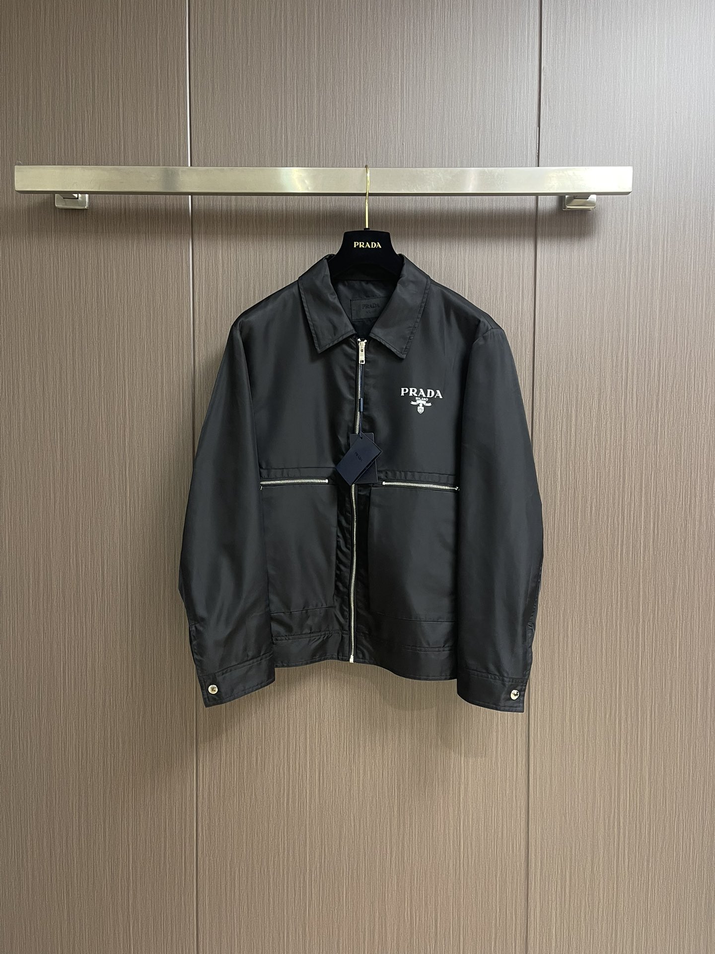 NO:137689,Prada 2025ss spring and summer casual jacket, fashionable casual zipper jacket, this jacket is made of light and thin technical fabrics specially customized by P home. The surface is neat and smooth and shiny. The texture is obvious through the screen. The upper body is comfortable, light and not stuffy, perfectly enhancing the overall luxury and class, and a high-end luxury atmosphere that can be obtained at a glance!  Basic regular jacket style cut, versatile and simple upper body, not picky, easy to deal with various occasions and environments, is undoubtedly a must-have item for daily commuting. Size 48-56, prada, jackets & coats, jackets & coats, alexander wang19860909Prada 2025ss春夏休闲夹克,时尚休闲拉链夹克,此款夹克外套选用了p家专业定制的轻薄科技面料制成,表面整洁光滑且富有光泽,质感透过屏幕都显而易 见,上身舒适轻盈不闷热,完美提升了整体的奢华档次感,一眼就能get到的高端奢华气息！基础常规的夹克版型裁剪,上身百搭简约不挑人,轻松应对各种场合与环境,属于日常通勤必备的臻品无疑.尺码48-56,,prada,jackets & coats,jackets & coats,alexander wang,Men's clothing