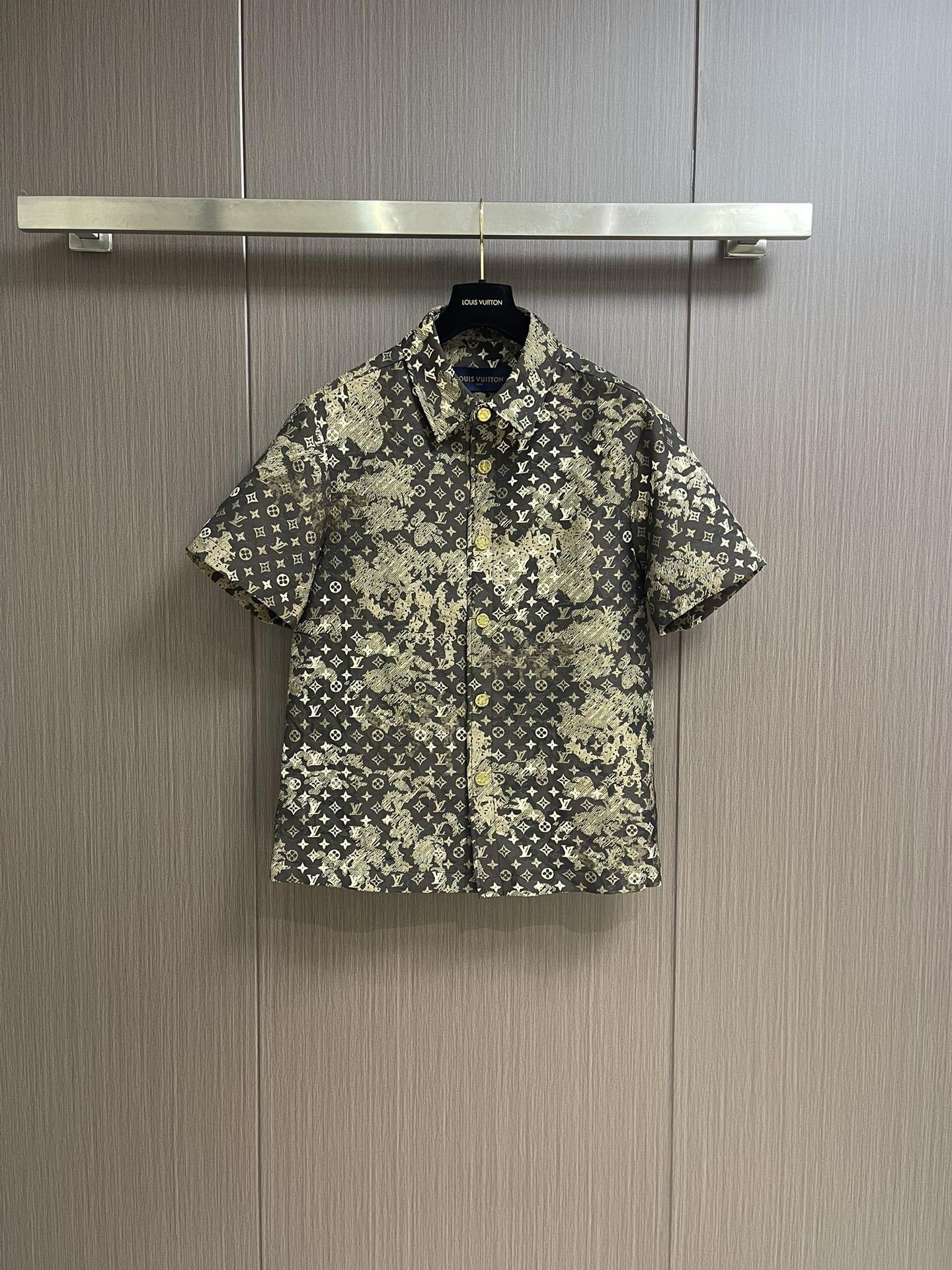 NO:420162,Complete set of LV 2025ss tie-dye tapestries pattern Hawaiian denim short-sleeved shirt and shorts suit, a must-have item for men and women's daily commuting outfits, 98% cotton 2% elastic fiber denim fabric, dyeing process + laser flowering process Positioning and cutting, washing and making old process, customized original brass logo buckle size 48-56,,louis vuitton, shorts,shirts,T-shirt,alexander wang19860909整套 LV 2025ss扎染挂毯图案夏威夷牛仔短袖衬衫短裤套装,男女日常通勤穿搭必备单品,98％棉 2％弹力纤维牛仔面料,染工艺＋激光烧花工艺 定位裁剪,水洗做旧工艺,定制原版黄铜logo饰扣尺码48-56,,louis vuitton,shorts,shirts,T-shirt,alexander wang,Men's clothing