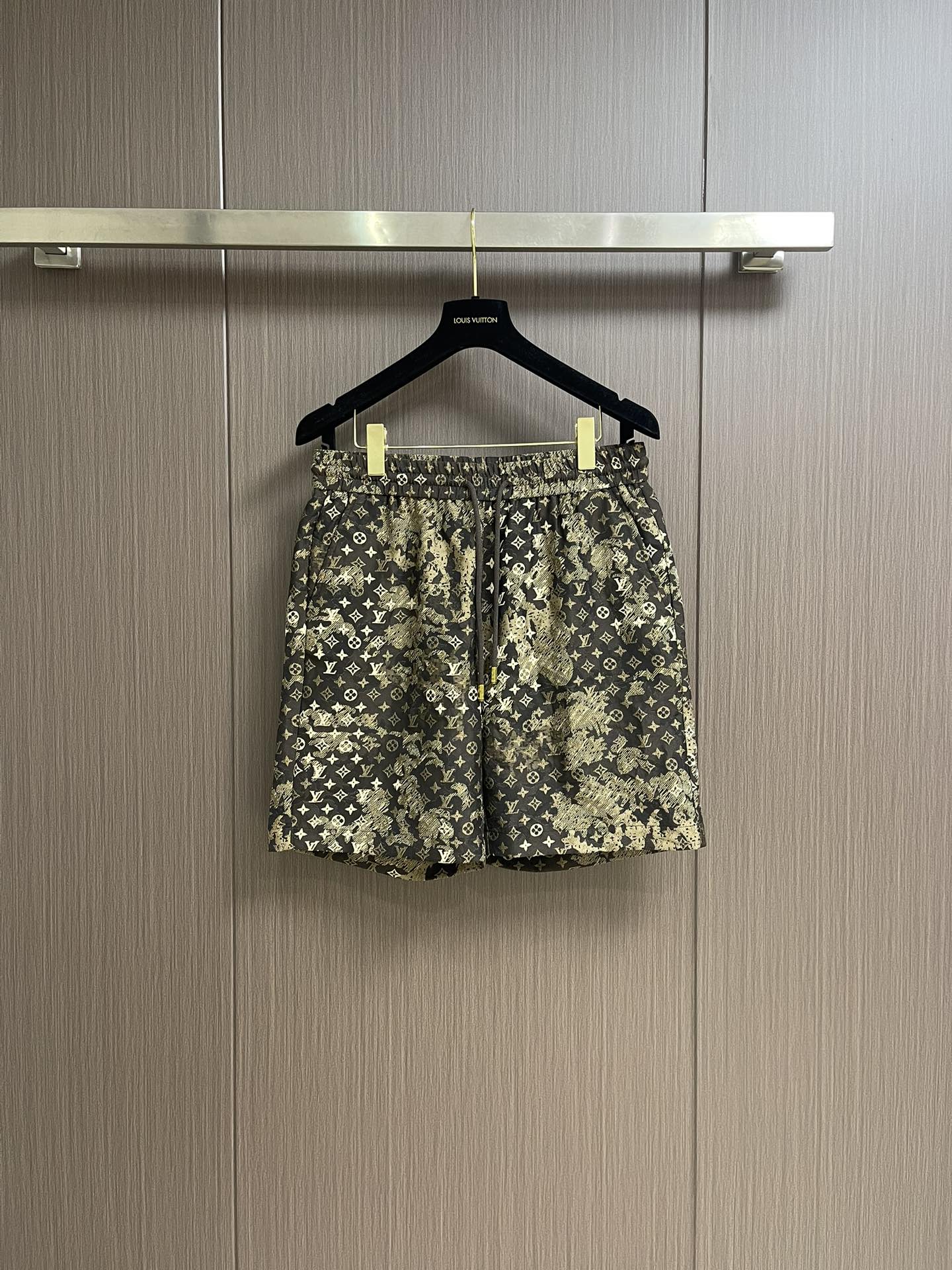 NO:420171,Complete set of LV 2025ss tie-dye tapestries pattern Hawaiian denim short-sleeved shirt and shorts suit, a must-have item for men and women's daily commuting outfits, 98% cotton 2% elastic fiber denim fabric, dyeing process + laser flowering process Positioning and cutting, washing and making old process, custom original brass logo buckle. Size 48-56,,louis vuitton, shorts,shirts,T-shirt,alexander wang19860909整套 LV 2025ss扎染挂毯图案夏威夷牛仔短袖衬衫短裤套装,男女日常通勤穿搭必备单品,98％棉 2％弹力纤维牛仔面料,染工艺＋激光烧花工艺 定位裁剪,水洗做旧工艺,定制原版黄铜logo饰扣 .尺码48-56,,louis vuitton,shorts,shirts,T-shirt,alexander wang,Men's clothing