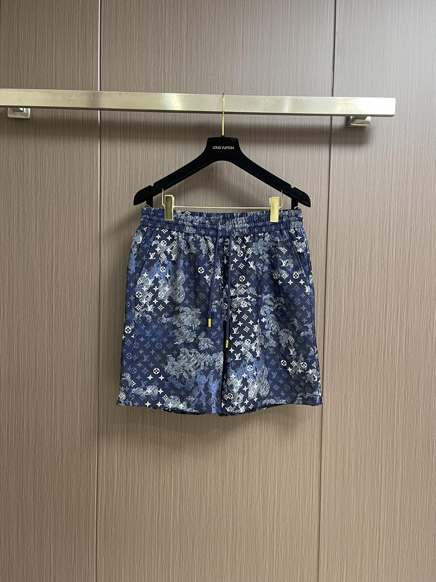 NO:428873,Complete set of LV 2025ss tie-dye tapestries pattern Hawaiian denim short-sleeved shirt and shorts suit, a must-have item for men and women's daily commuting outfits, 98% cotton 2% elastic fiber denim fabric, dyeing process + laser flowering process Positioning and cutting, washing and making old process, customized original brass logo buckle Size 48-56,,louis vuitton, shorts,shirts,T-shirt,alexander wang19860909整套 LV 2025ss扎染挂毯图案夏威夷牛仔短袖衬衫短裤套装,男女日常通勤穿搭必备单品,98％棉 2％弹力纤维牛仔面料,染工艺＋激光烧花工艺 定位裁剪,水洗做旧工艺,定制原版黄铜logo饰扣 尺码48-56,,louis vuitton,shorts,shirts,T-shirt,alexander wang,Men's clothing