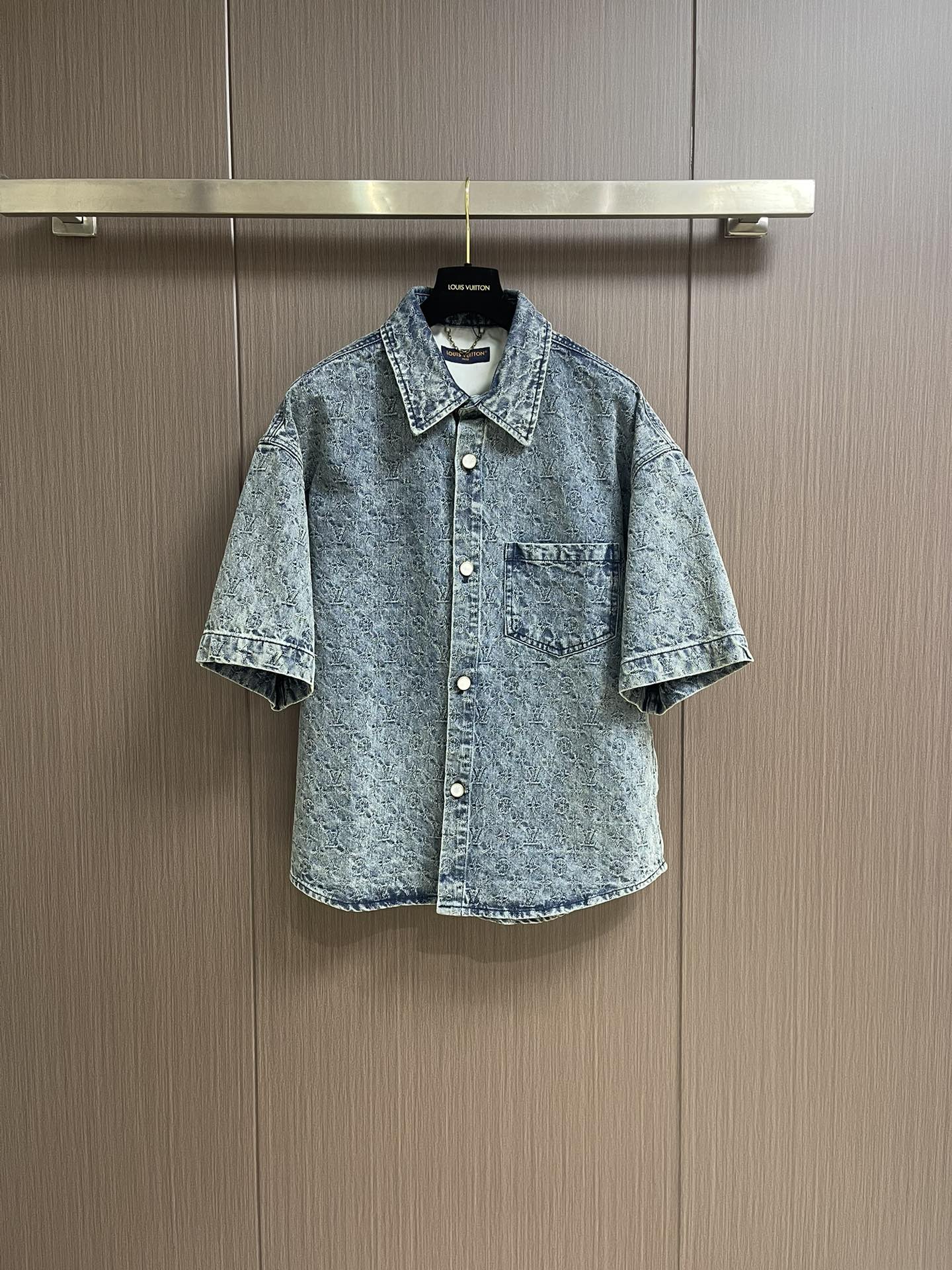 NO:131614,Tops, shorts, LV 2025ss new denim short-sleeved shirt and shorts suit, upgraded the classic truck silhouette with contrasting monogram jacquard weaving pattern, and interpreted the Dandy style with pearlescent buttons, easily achieving a good cross-season selection. It can be matched with the same style to interpret the casual style. Denim S-XL jeans 29-30-31-32 S-XL counter is large, louis vuitton, shorts, jeans, shirts, T-shirt, alexander wang19860909上衣 短裤 LV 2025ss新款牛仔短袖衬衫短裤套装,以撞色 monogram 提花织纹升级经典卡车廓形,并借珠光纽扣演绎丹迪风尚,轻松成就跨季佳选.可搭配同款演绎休闲风范.牛仔衣S-XL 牛仔裤29-30-31-32 S-XL 专柜码数偏大,,louis vuitton,shorts,jeans,shirts,T-shirt,alexander wang,Men's clothing