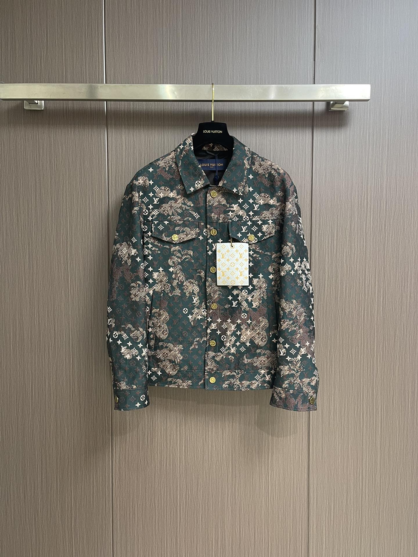 NO:131611,LV ss tie-dye tapestries pattern Hawaiian denim long-sleeved shirt, a must-have item for men and women's daily commuting outfits, 98% cotton 2% elastic fiber denim fabric, dyeing process   laser flowering process Positioning and cutting, washing and making old process, custom original brass logo buckle Size 48-56,,louis vuitton,shirts,alexander wang19860909LV ss扎染挂毯图案夏威夷牛仔长袖衬衫,男女日常通勤穿搭必备单品,98％棉 2％弹力纤维牛仔面料,染工艺＋激光烧花工艺 定位裁剪,水洗做旧工艺,定制原版黄铜logo饰扣 尺码48-56,,louis vuitton,shirts,alexander wang,Men's clothing