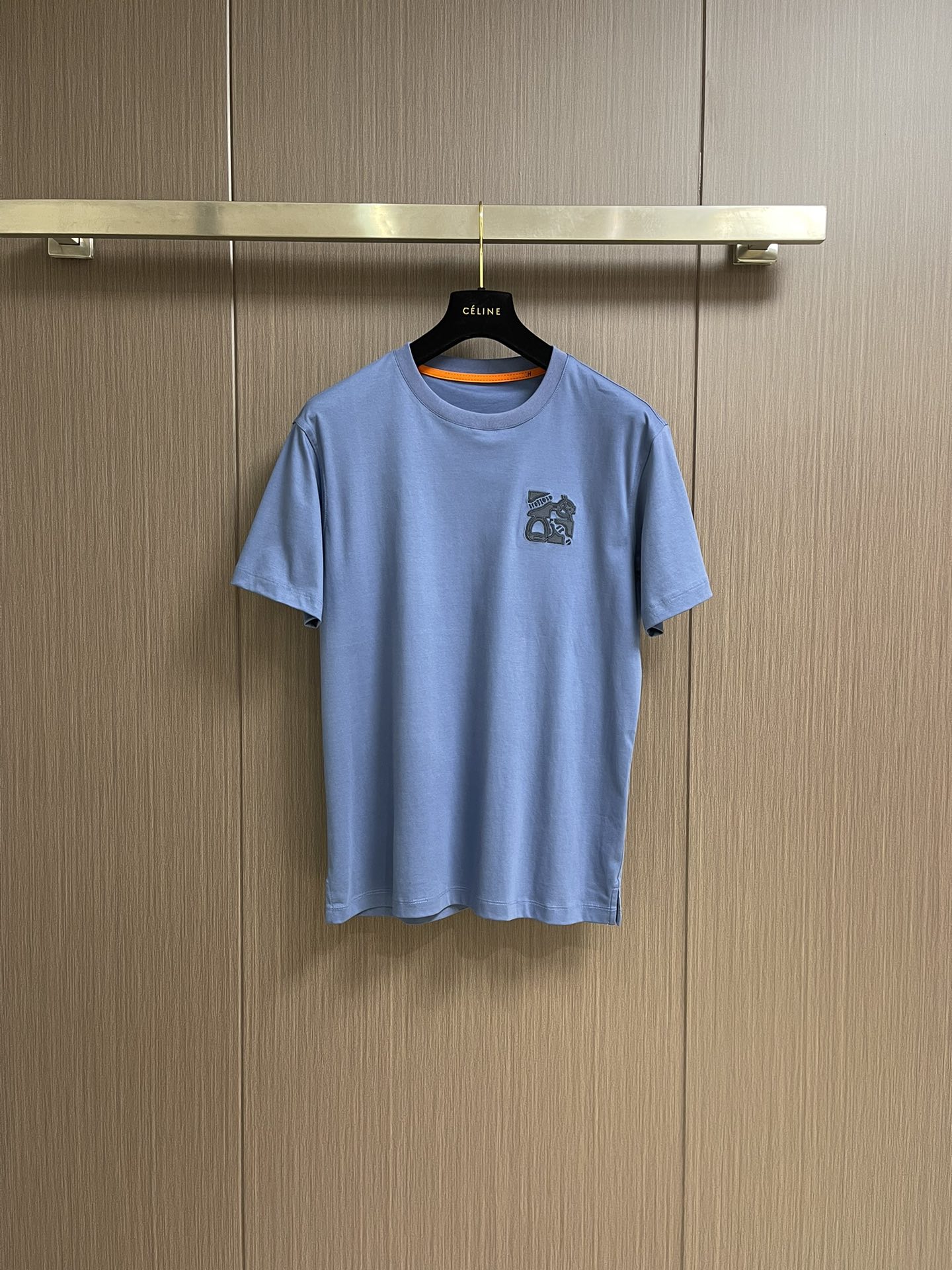 NO:137673,Hermes 2025ss Spring and summer slightly wide round neck short-sleeved T-shirt, geometric leather design, very highlights, the upper body is fashionable and gives a modern sense of atmosphere. The original slightly wide cut, the neckline slightly fits the neck, making the overall upper body look younger and more fashionable. Before cutting, the fabric is strictly followed by the 5 washes before dyeing, and the shrinkage rate is controlled within 2%. The fabric adopts a customer-supplied high-weight pure cotton texture, the surface has a warm and shiny feeling, the upper body is comfortable and smooth, and it looks high-end. Skin-friendly, breathable, and has a very crisp feeling. Size M-3XL,, hermes, T-shirt,tees, t-shirt,alexander wang19860909hermes 2025ss春夏微阔圆领短袖t恤,几何拼皮设计 很有亮点,上身时尚而赋予现代气息感 原版微阔的剪裁,领口微微贴合颈部,让整体上身更显年轻时尚,面料在裁剪前,严格按照染 色前5次洗水的标准,将缩水率控制在2％内,面料采用客供定织高克重纯棉质地,表面有着温润的光泽感,上身舒适顺滑,显高档 亲肤 透气,又有很好挺括感 尺码M-3XL,,hermes,T-shirt,tees，t-shirt,alexander wang,Men's clothing