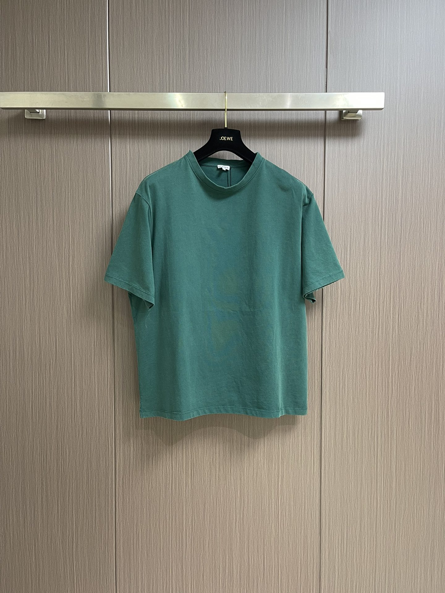 NO:137683,loewe  Luo Yiwei patch embroidery short-sleeved T-shirt, lightweight pure cotton fabric, using 15s fine cotton plain pattern, 230g. Fine cotton fabric usually has good moisture absorption, breathability, warmth and wear resistance, and is also soft and smooth. Retro fine cotton fabric is thicker with retro style tones, and has fine processing and processing, with excellent texture and performance. Due to the fine processing, the fine cotton fabric is lighter and thin, soft and comfortable to touch, and it is very suitable for the skin when worn. The sleeves are decorated with anagram hollow design, and the patch embroidery is a kind of cutting  The process of sewing good fabrics on the fabric to form three-dimensional decorative patterns is both practical and artistic, and using the superposition of different fabrics to create a sense of layering. The laser cutting technology uses a high-power density laser beam to irradiate on the surface of the material to be cut to realize the cutting and processing technology. The process of stir-frying sand and making old after garment is made by stir-frying the color process, and the new environmentally friendly process of garment is transfected and dyed, washing water and making old. The fabric is dyed and processed through the stone milling method, and the garment is constantly immersed in the dye and rolled. The fabric faded slightly after garment is frying, and the color of the original fabric is changed to show nostalgic colors of different shades and light and dark.  Simple vertical round neck short-sleeved style, the paper pattern is developed to develop extremely simple body cutting, knitted material has certain extension performance, and the upper body will not be tightly tied. The round neck is the same color ribbed splicing neckline, and the inner sticking process of the back neckline effectively prevents the neckline from deformation after multiple washes, fit shoulder line, bottom swing and cuff special machine gantry open line edge collection. Size XS-L,,loewe,loewe,T-shirt,tees,t-shirt,alexander wang19860909loewe 罗意威贴布绣刺绣短袖T恤,轻盈质地纯棉质面料,采用15s精棉平纹,230g.精棉面料通常具有较好的吸湿性、透气性、保暖性和耐磨性,同时也比较柔软和光滑.复古精棉面料比较厚实的棉质面料,具有复古风格的色调,同时经过精细加工和处理,具有优良的质地和性能.由于经过了精细加工,精棉面料的质地比较轻薄,手感柔软舒适,穿着起来非常贴合皮肤.衣袖饰有anagram镂空设计,贴布绣是一种通过将裁剪好的布料缝制在织物上,形成立体装饰图案的工艺,兼具实用性与艺术性,利用不同面料的叠加创造层次感.激光切割技术是利用高功率密度的激光束,照射在待切割材料表面,实现切割加工技术.成衣后炒砂做旧工艺,成衣后进行炒色工艺制作而成,成衣环保新工艺转染染色、洗水做旧.通过石磨的方式对面料进行染色加工,成衣不断地浸入染料中翻滚.炒砂后面料轻微掉色效果,改变原面料颜色呈现出深浅一明暗不同的怀旧色彩. 简约垂直圆领短袖版型,对版纸样开发极简直身剪裁,针织材质具有一定延展性能,上身不会紧紧束身.圆领同色罗纹拼接领口,后领口内贴条工艺,有效防止多次穿洗后领口变形,合身肩线,底摆与袖口专机坎车明线收边.尺码XS-L,,loewe,loewe,T-shirt,tees，t-shirt,alexander wang,Men's clothing